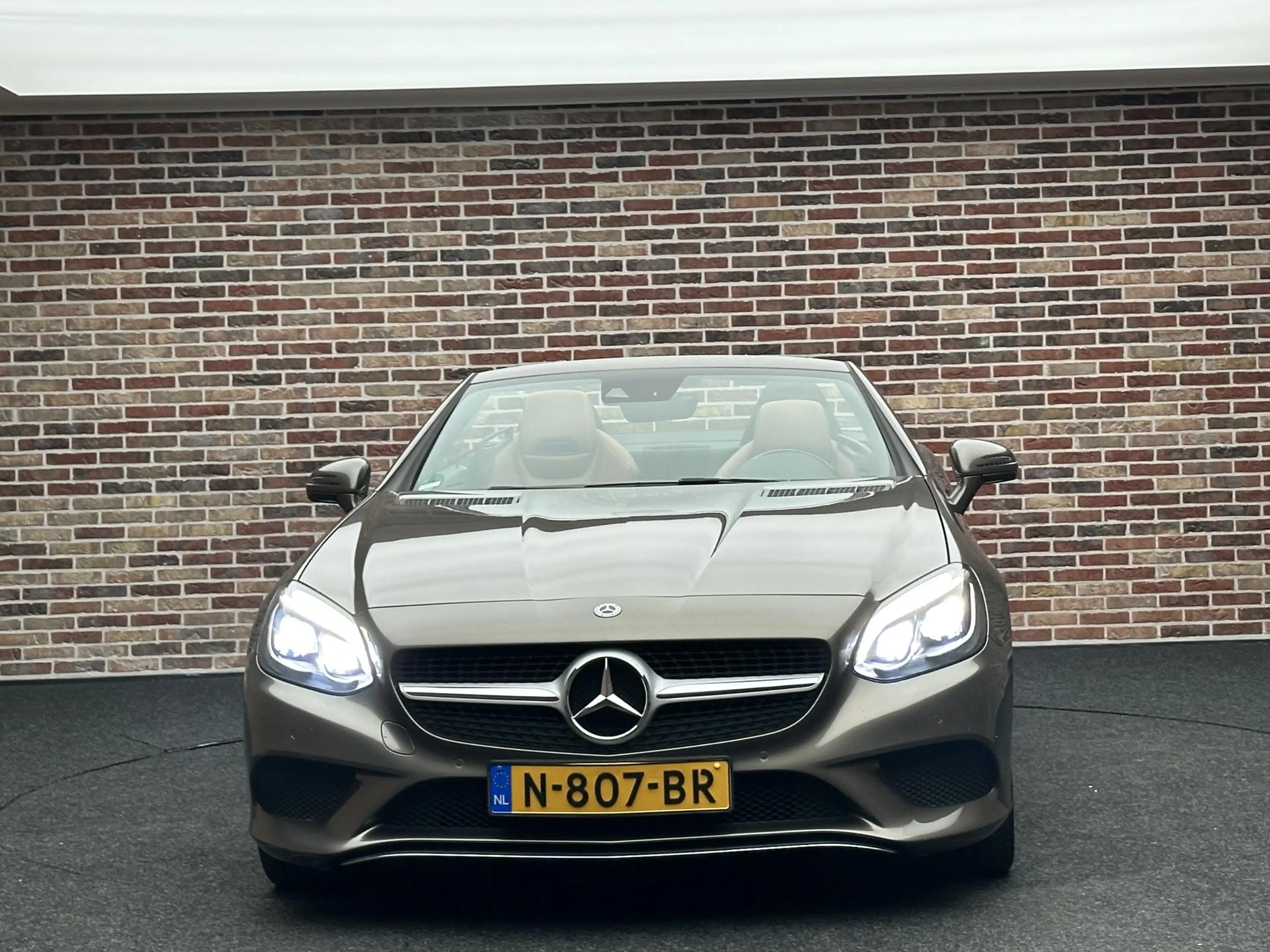 Mercedes-Benz SLC 200 RedArt Edition — photo 5