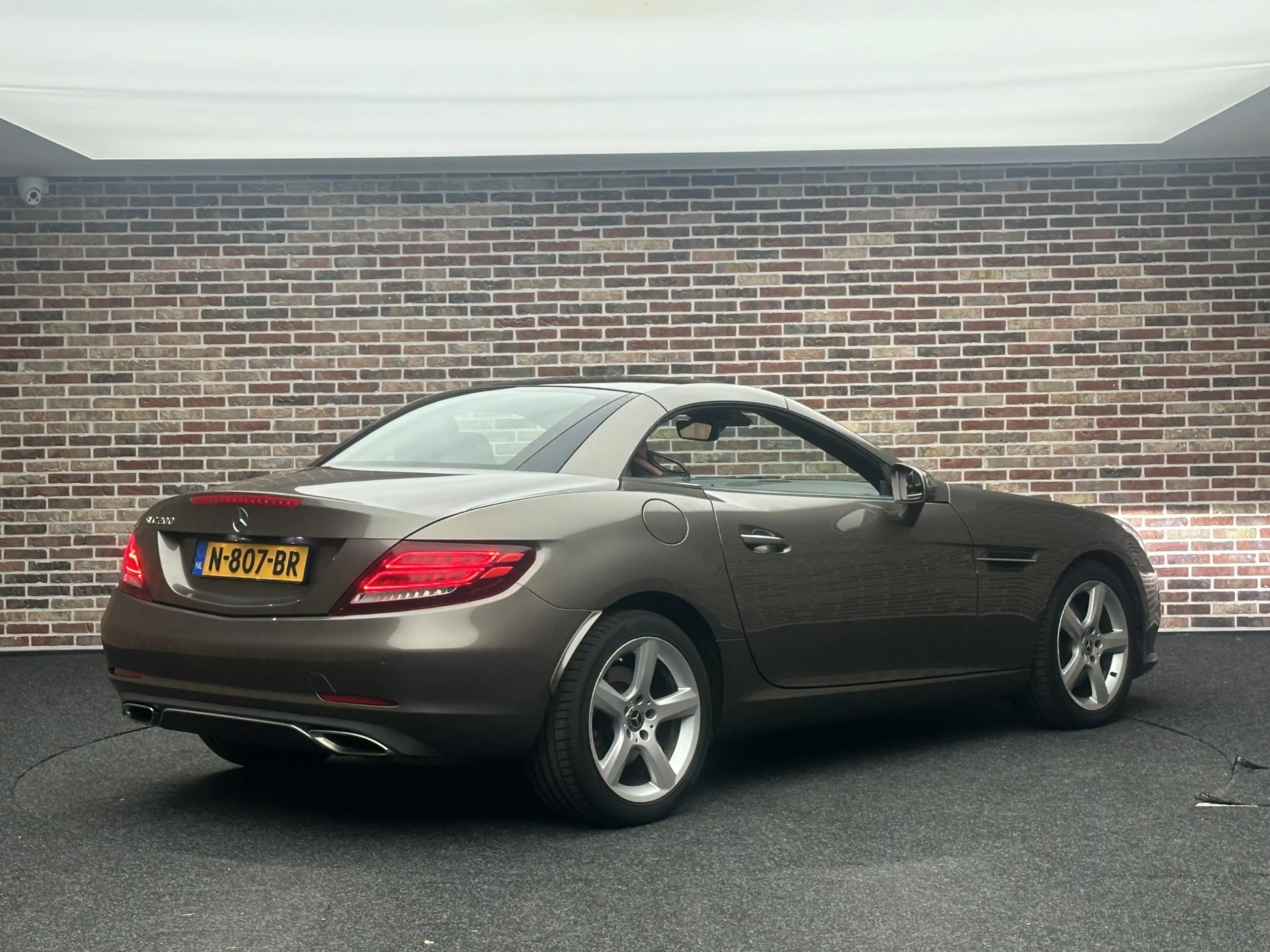 Mercedes-Benz SLC 200 RedArt Edition — photo 2