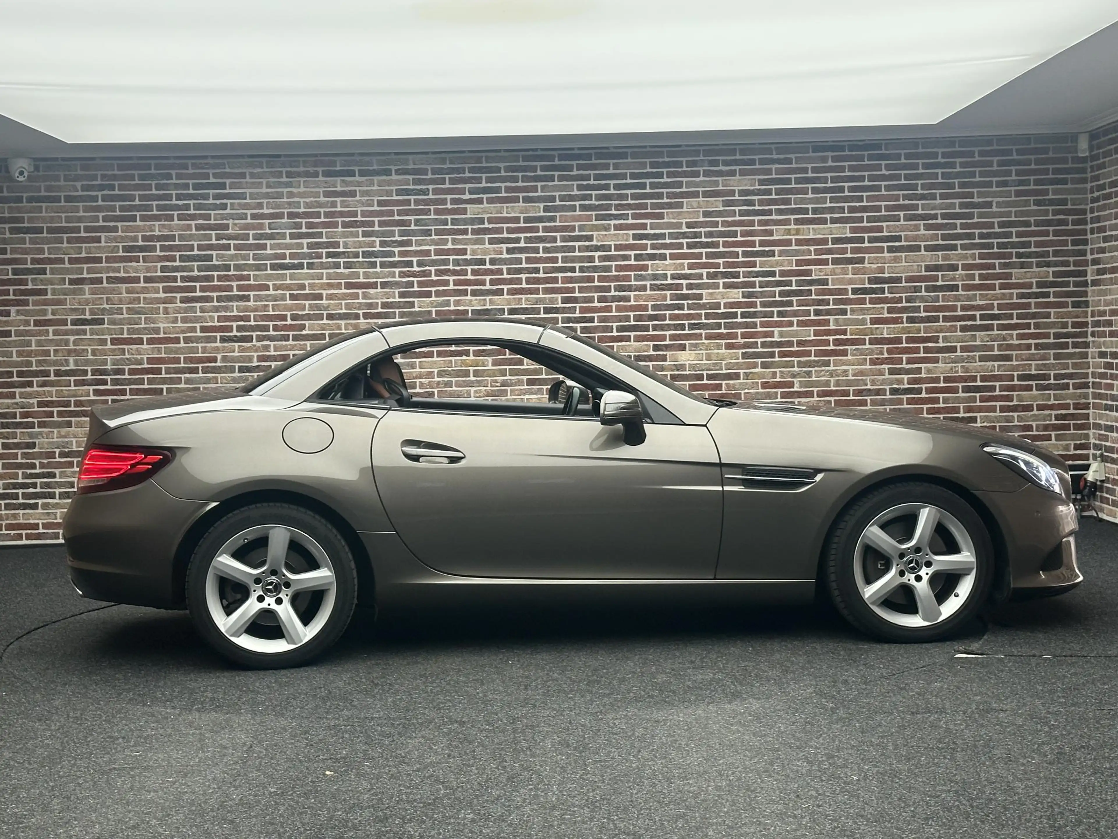 Mercedes-Benz SLC 200 RedArt Edition — photo 4