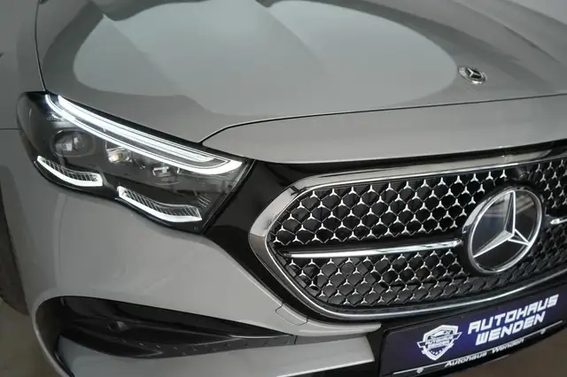 Mercedes-Benz E-Class view 3