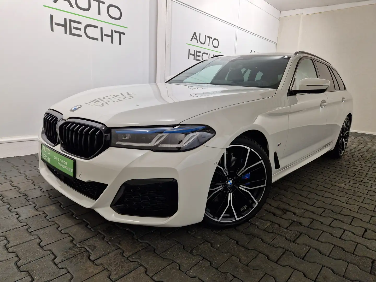 BMW 530 i xDrive Tour. M-Sportpaket, ACC, AHK, Pano Weiß - 1