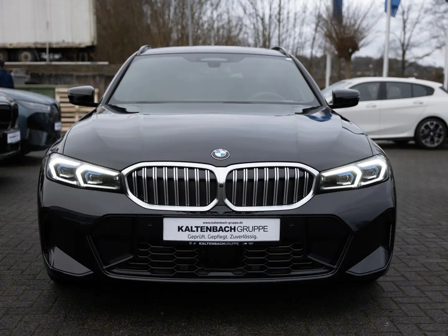 BMW 320 i Touring M-Sport PANO AHK LED HUD NAVI Schwarz - 2
