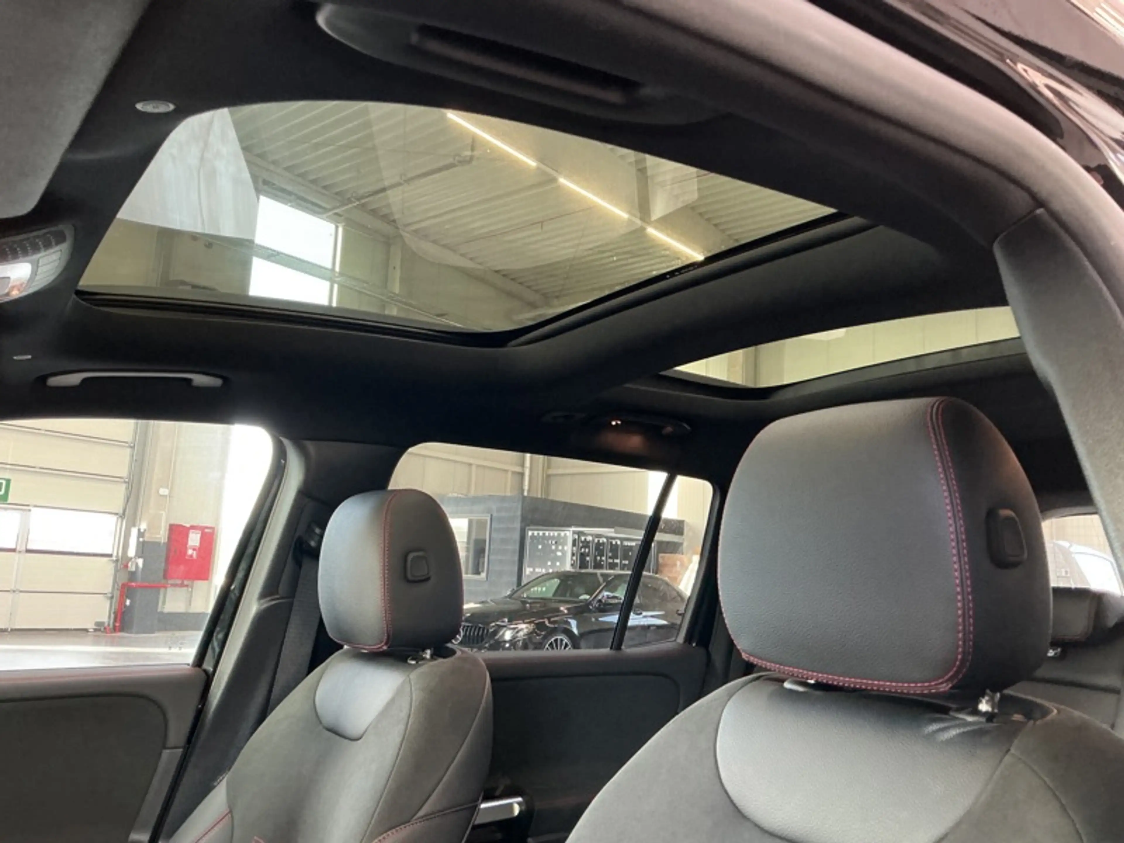 Mercedes-Benz EQB 250 + AMG Pack Night Toit Pano — photo 11