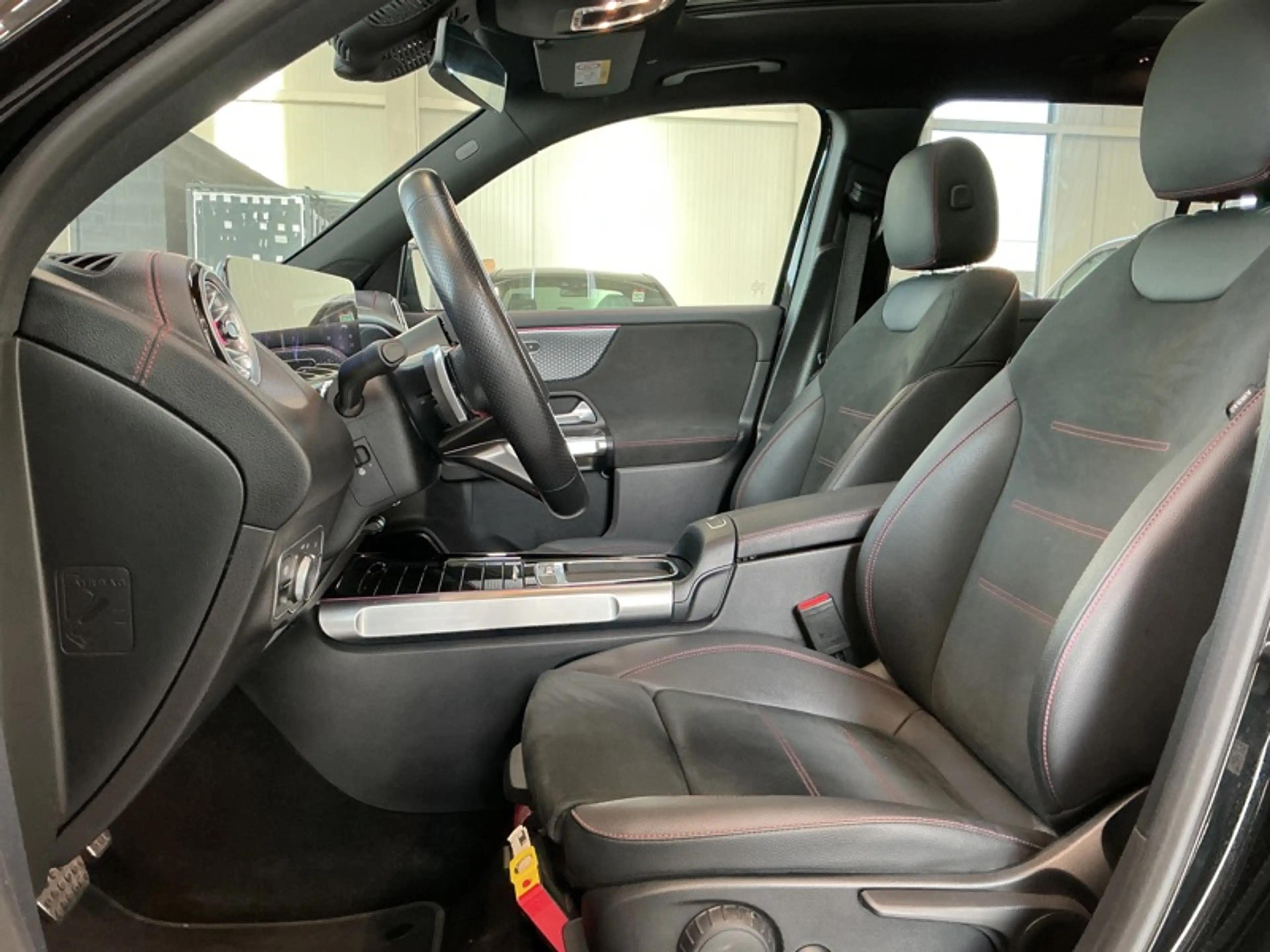 Mercedes-Benz EQB 250 + AMG Pack Night Toit Pano — photo 12