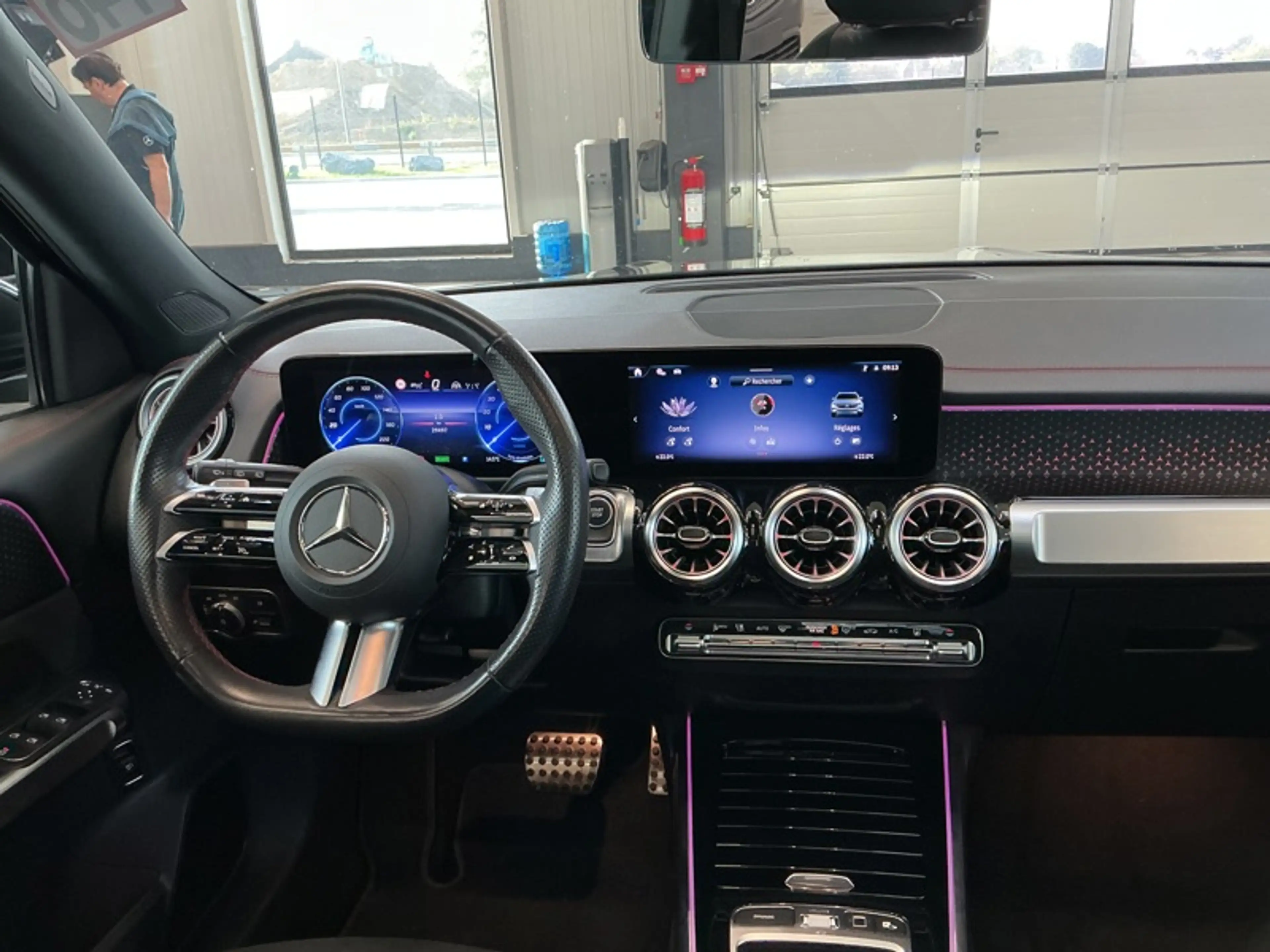Mercedes-Benz EQB 250 + AMG Pack Night Toit Pano — photo 10