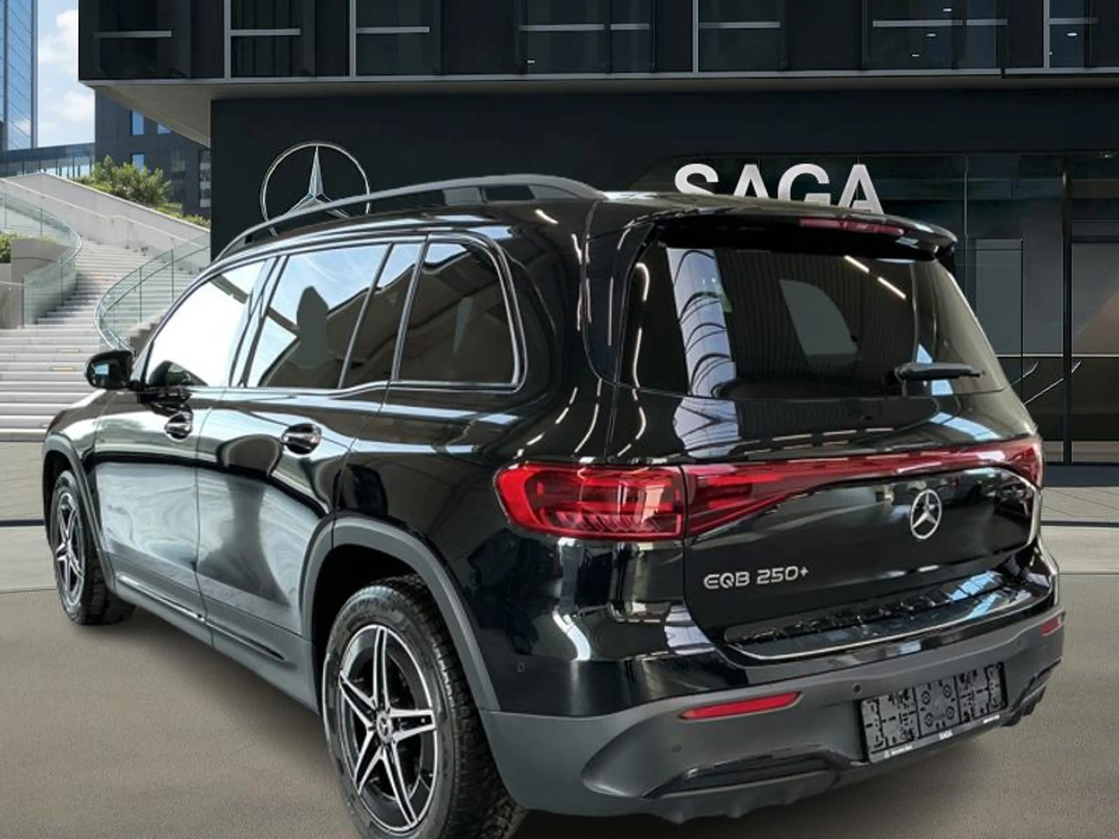 Mercedes-Benz EQB 250 + AMG Pack Night Toit Pano — photo 8