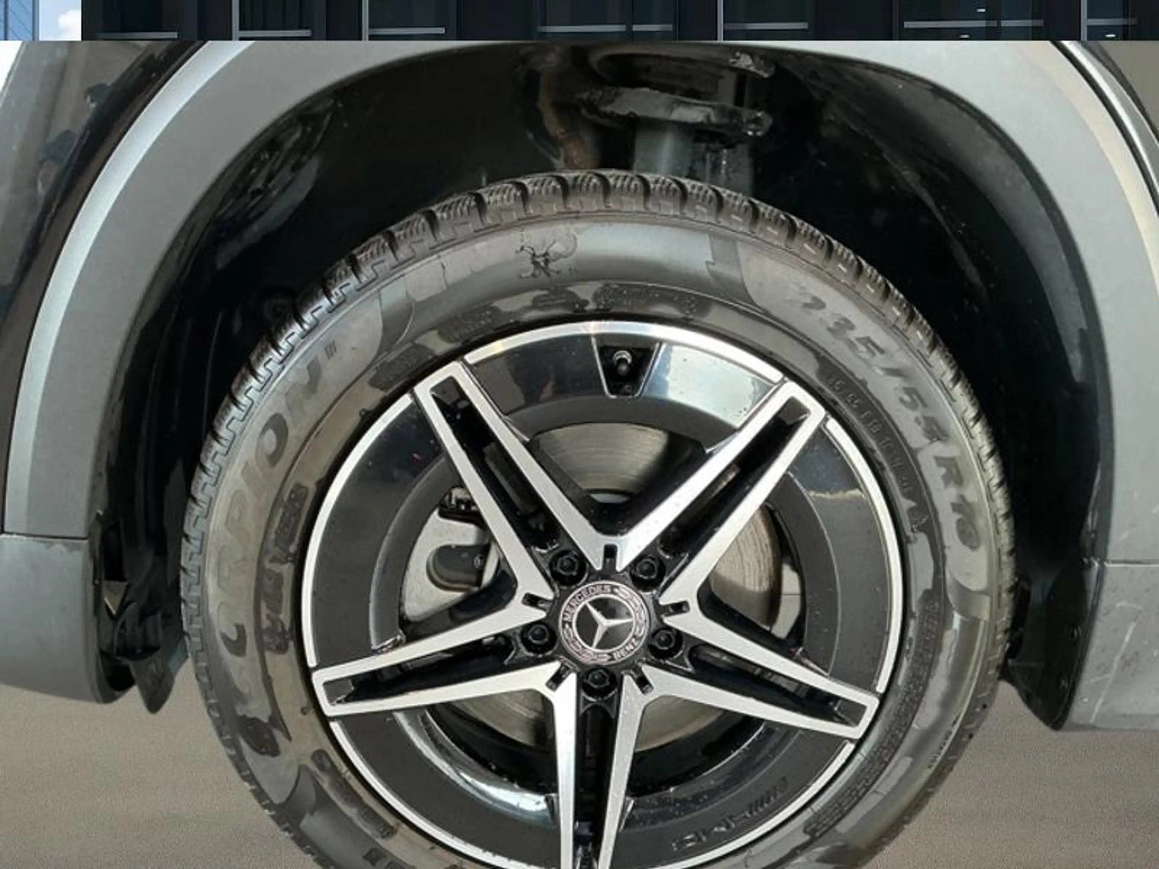Mercedes-Benz EQB 250 + AMG Pack Night Toit Pano — photo 9