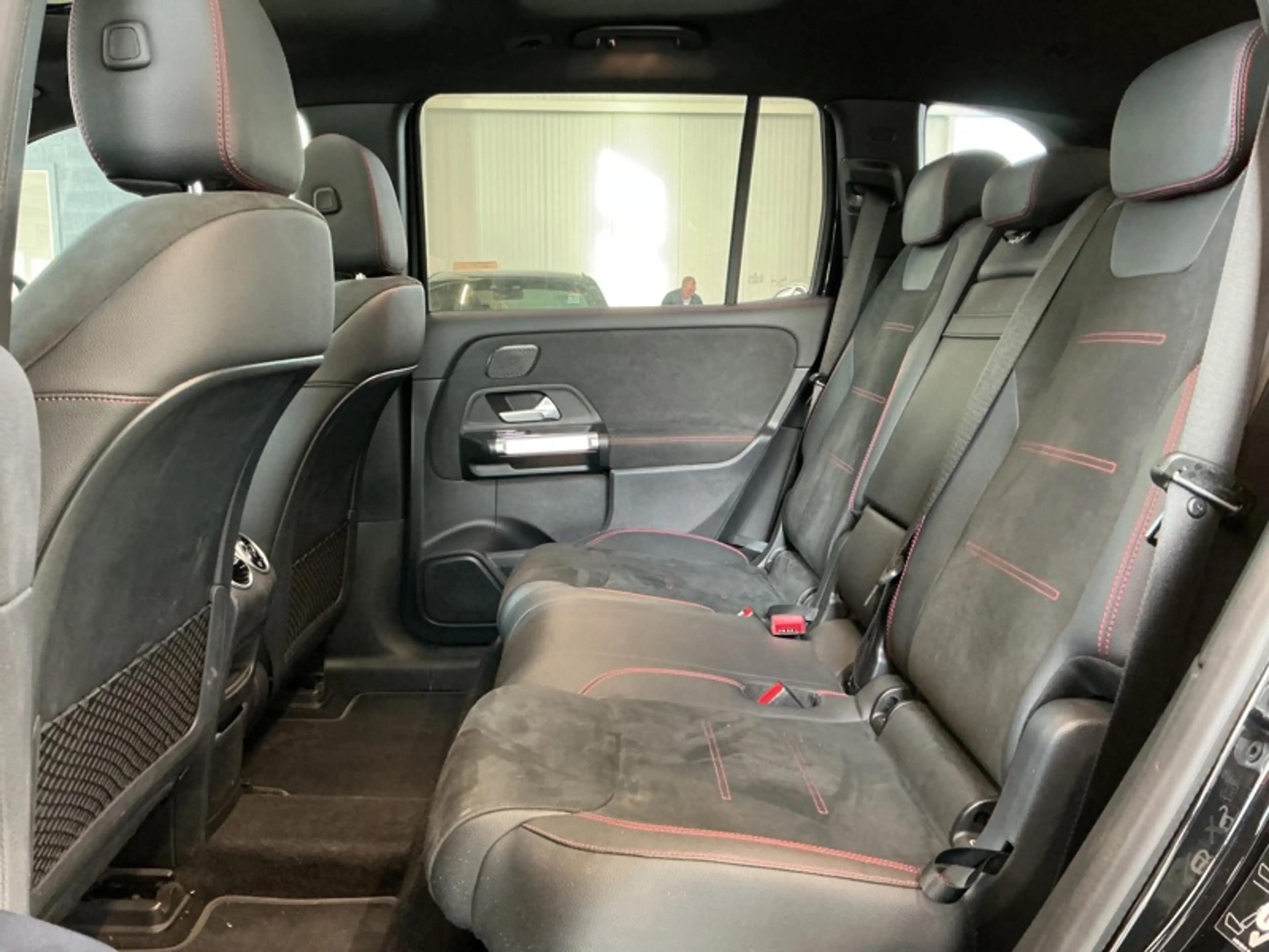 Mercedes-Benz EQB 250 + AMG Pack Night Toit Pano — photo 13