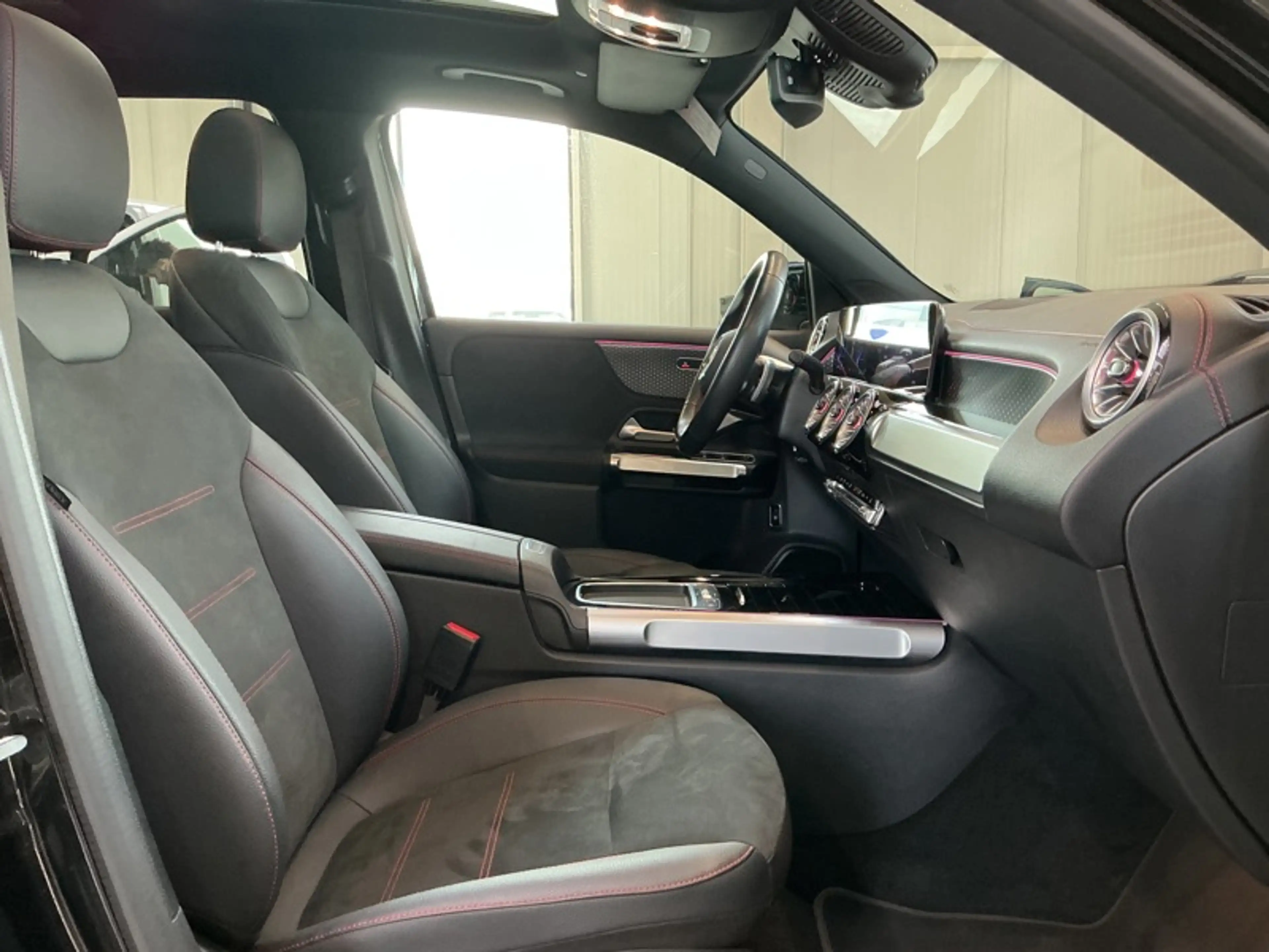 Mercedes-Benz EQB 250 + AMG Pack Night Toit Pano — photo 14