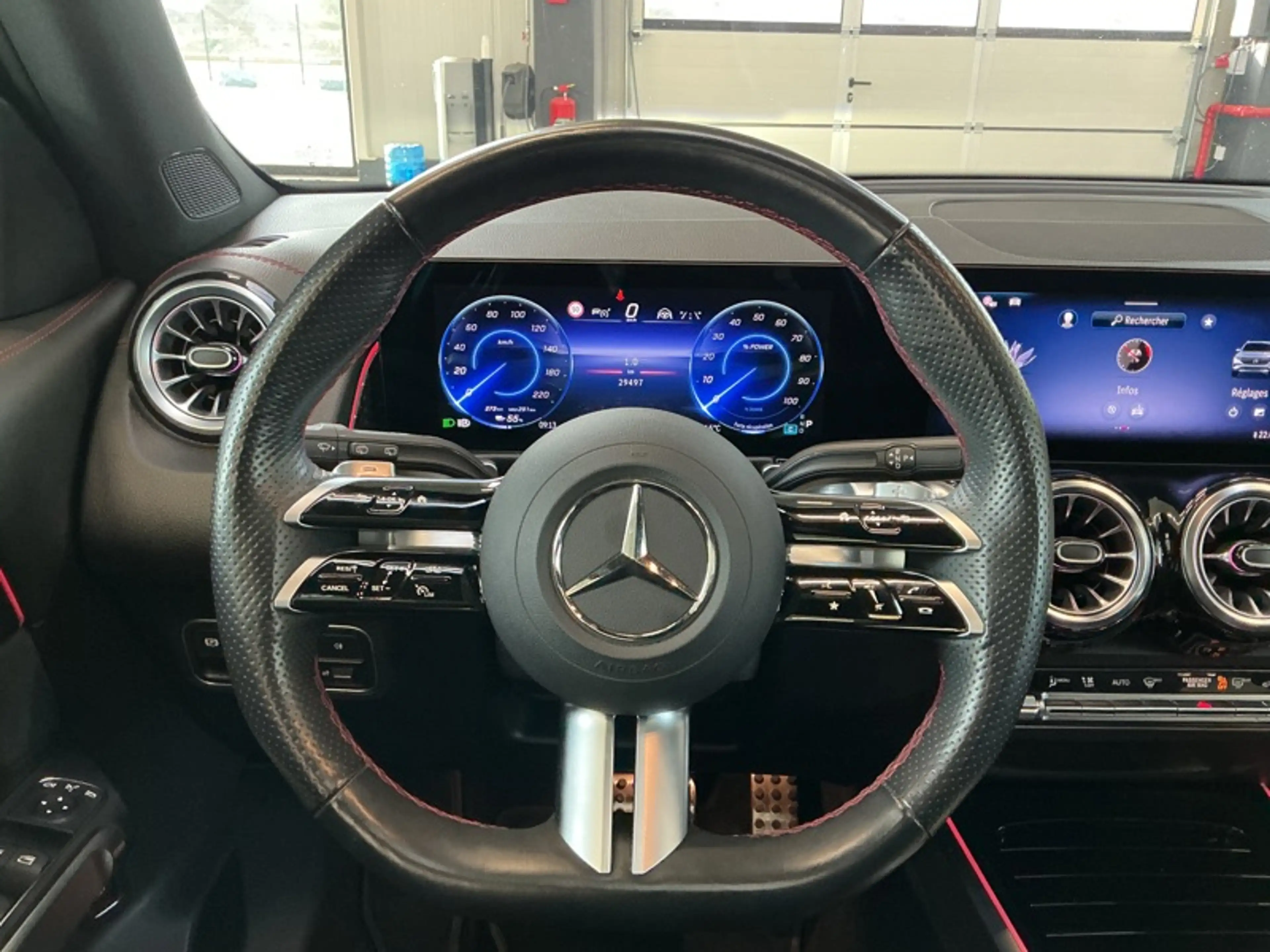 Mercedes-Benz EQB 250 + AMG Pack Night Toit Pano — photo 3
