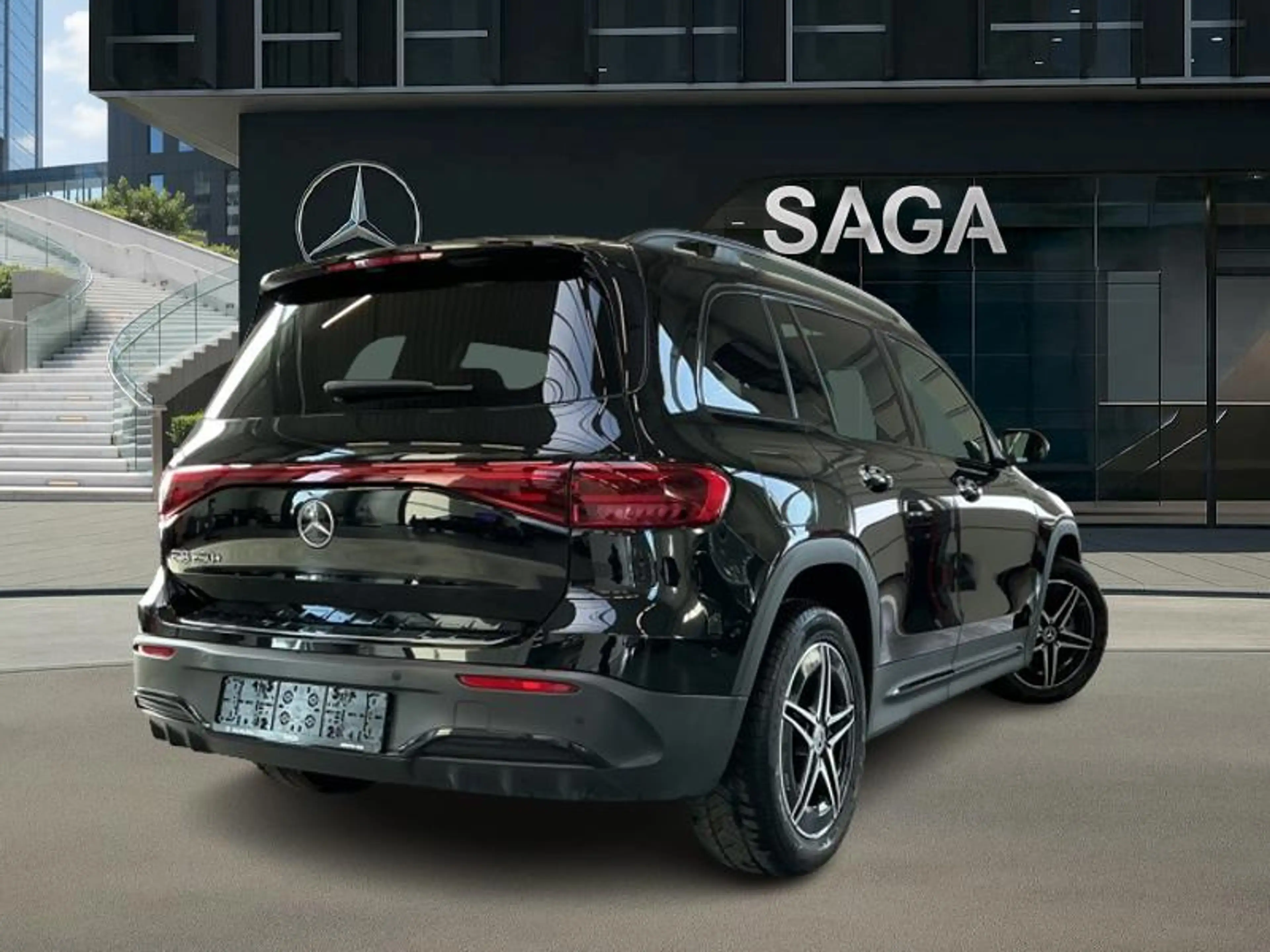 Mercedes-Benz EQB 250 + AMG Pack Night Toit Pano — photo 2
