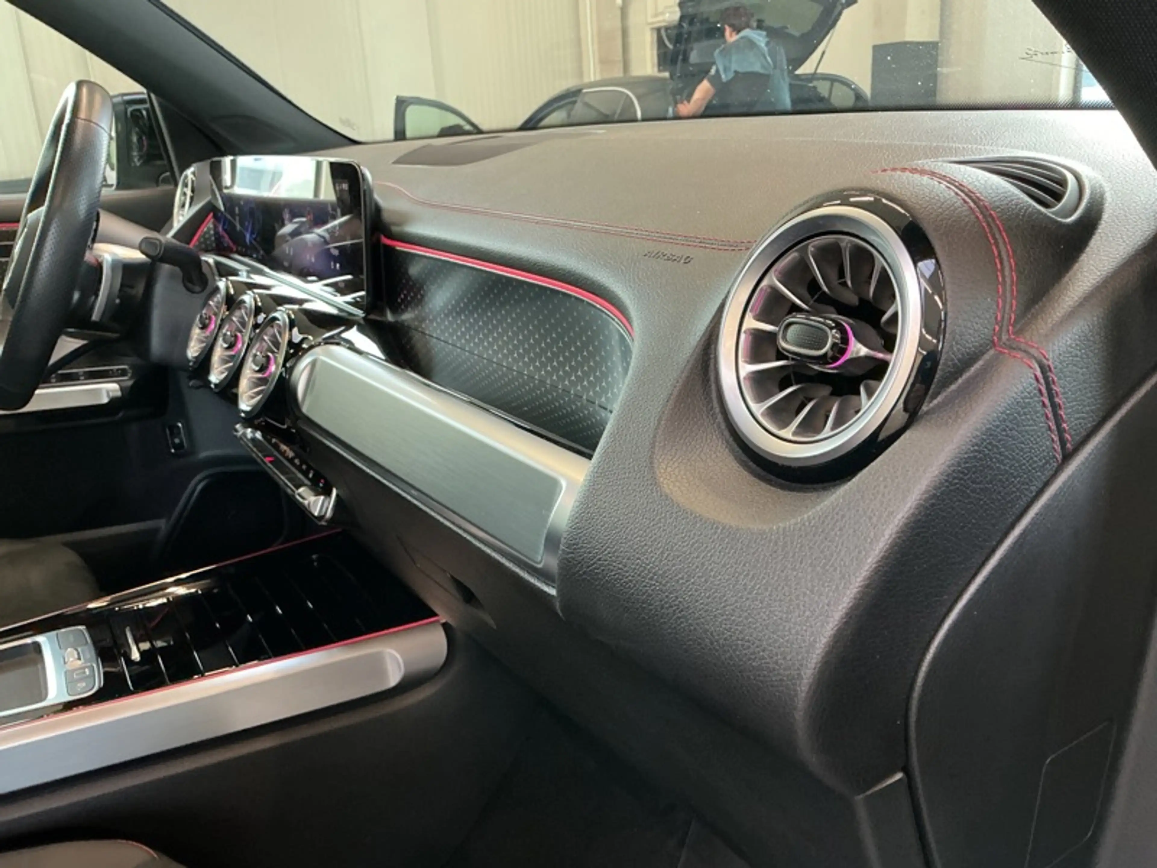 Mercedes-Benz EQB 250 + AMG Pack Night Toit Pano — photo 15