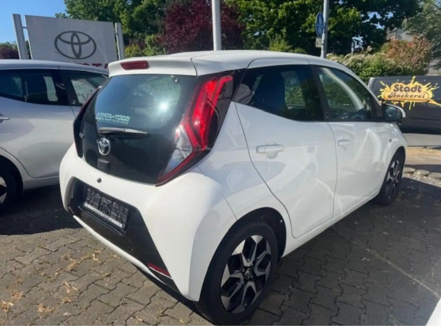 Toyota Aygo 1.2 73cv 5porte x play navi camera manuale Bianco - 1