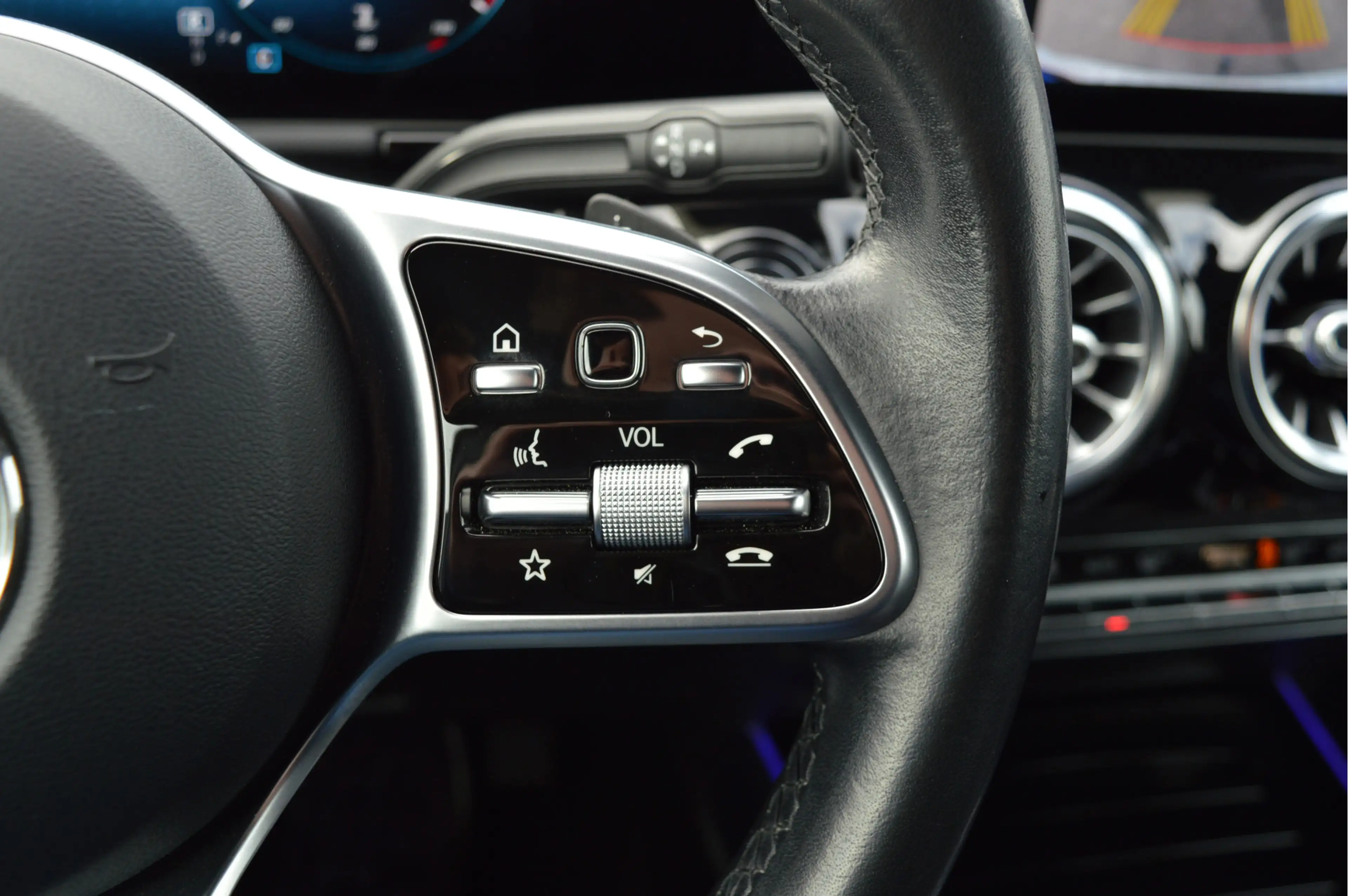 Mercedes-Benz GLA 200 Business Solution Luxury | CAMERA | TREKHAAK | SFE — photo 17