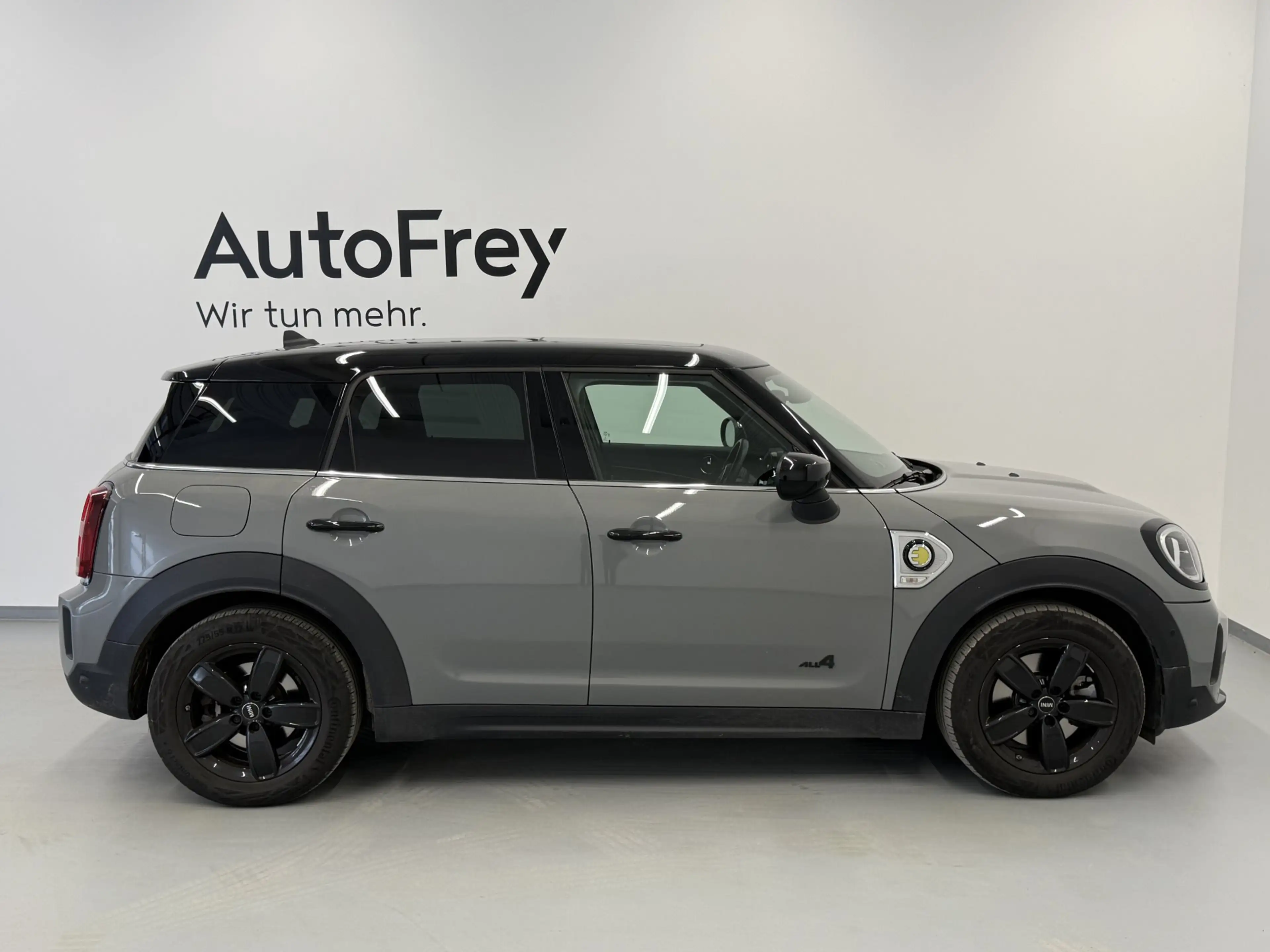 MINI Cooper SE Countryman Cooper SE ALL4 — photo 3