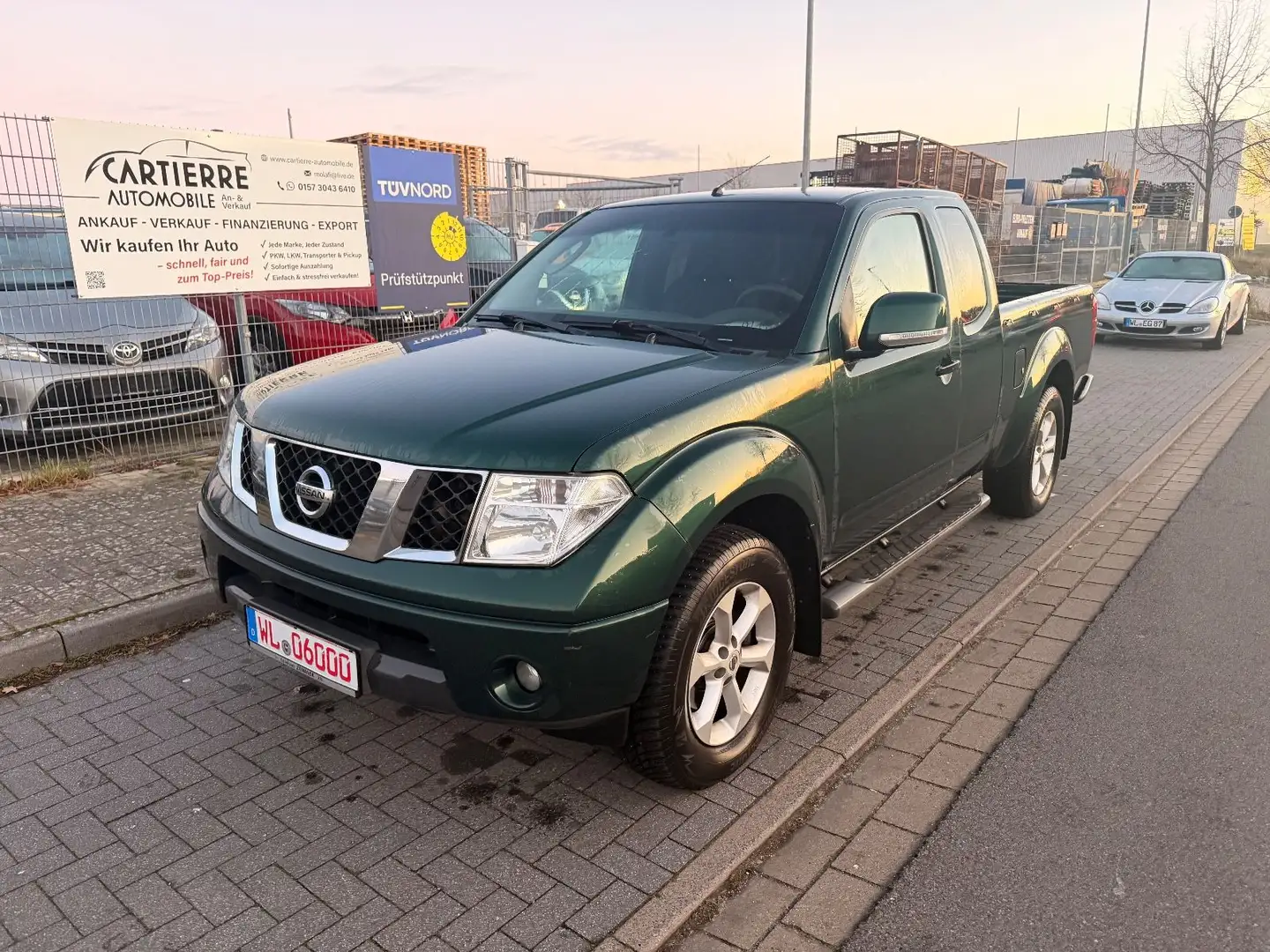 Nissan Navara Pickup King Cab SE 4X4 *2. HAND*LKW*AHK* Groen - 1