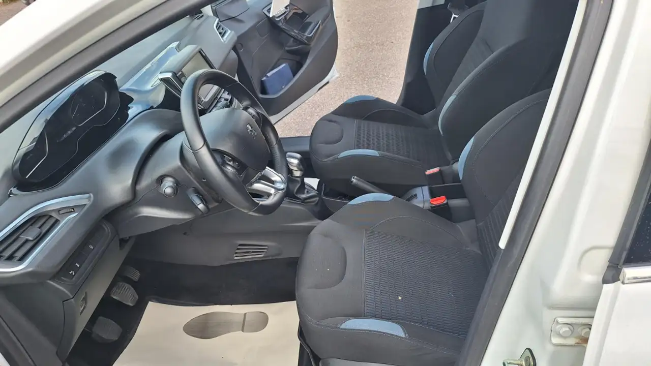 Peugeot 208 208 — photo 15