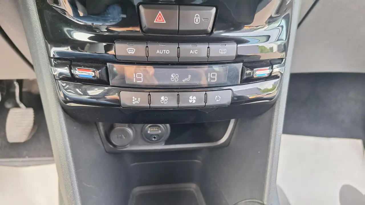 Peugeot 208 208 — photo 9