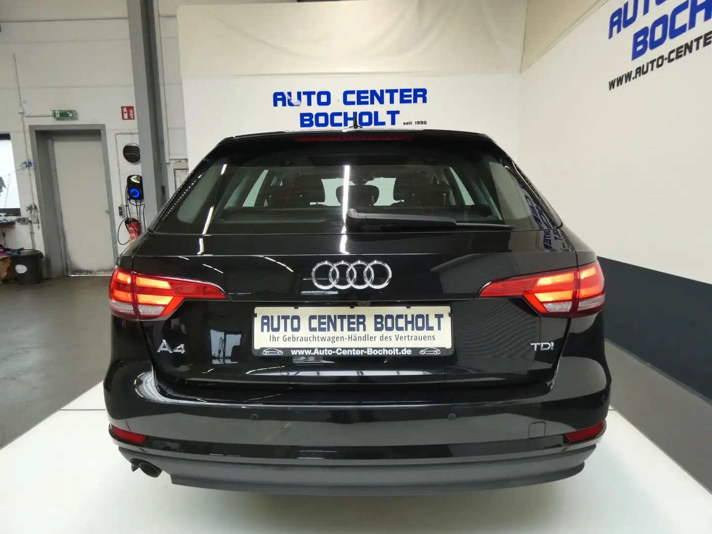 Audi A4 Avant 2.0TDI*Aut*Leder*NaviMMi*Xenon*AHK*RFK Schwarz - 2