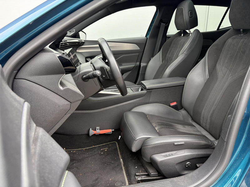 Peugeot 408 1.6 HYbrid GT 225 EAT8 First Edition | Panoramisch — photo 11