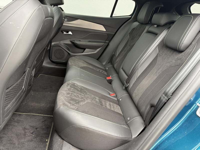 Peugeot 408 1.6 HYbrid GT 225 EAT8 First Edition | Panoramisch — photo 13