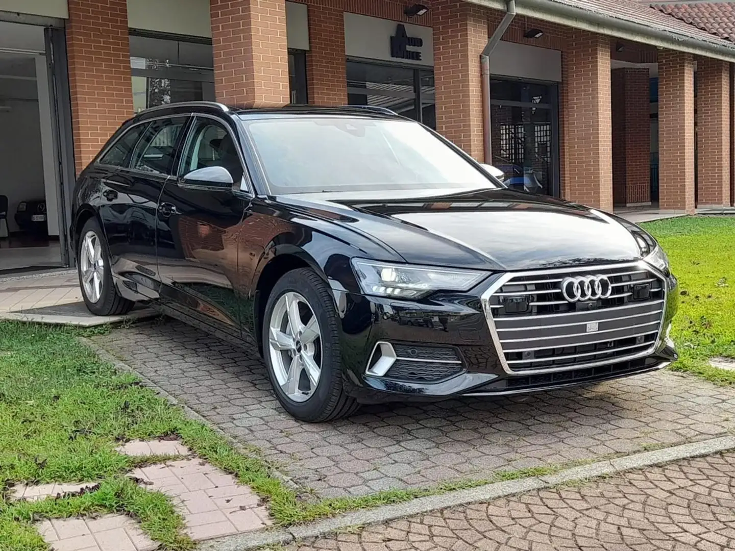 Audi A6 Avant 40 2.0 TDI S tronic Business Чорний - 2