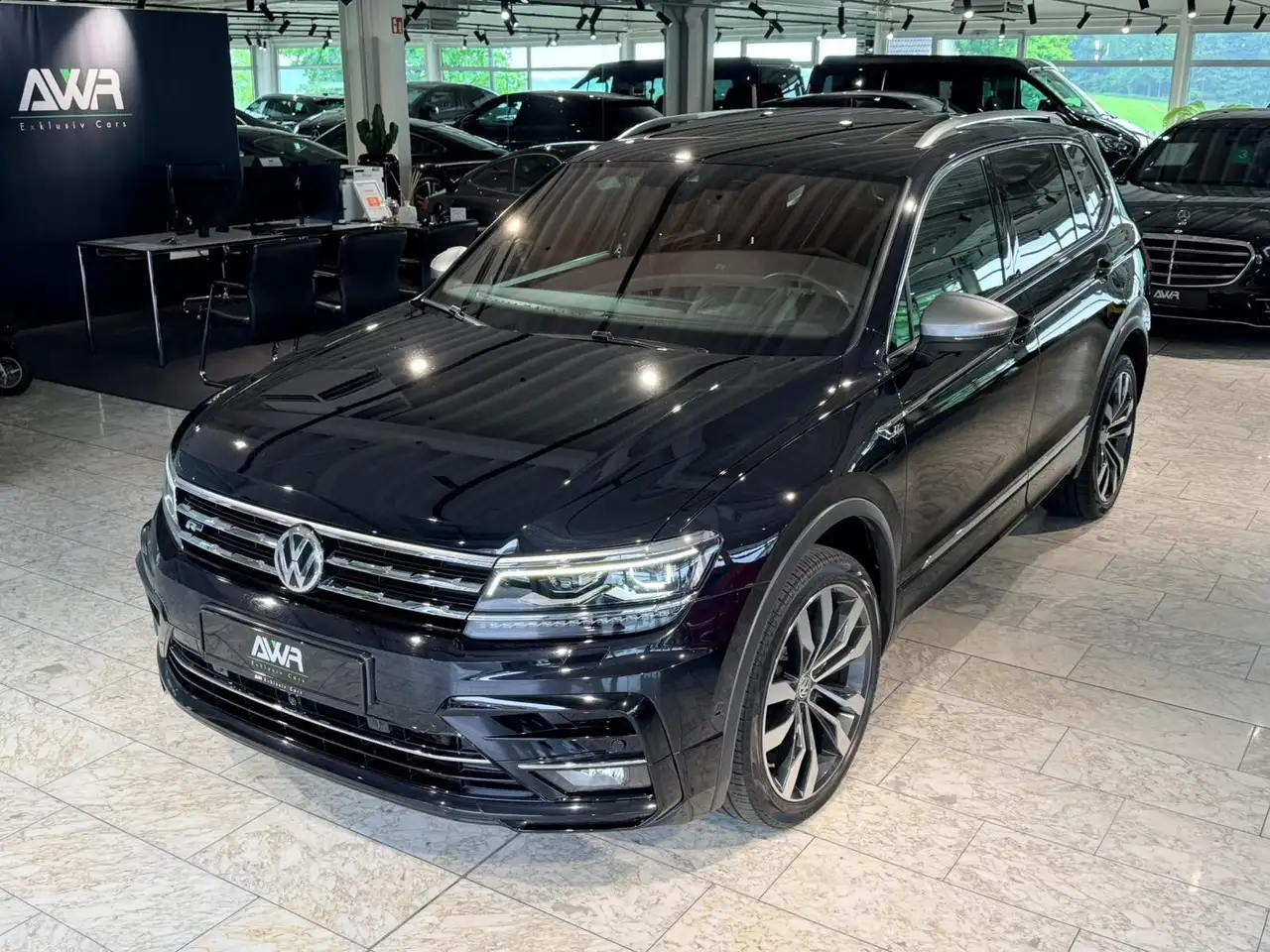 2020 Volkswagen Tiguan Allspace 4Motion R-LINE-BLACK*PANO*20"*, photograph 2