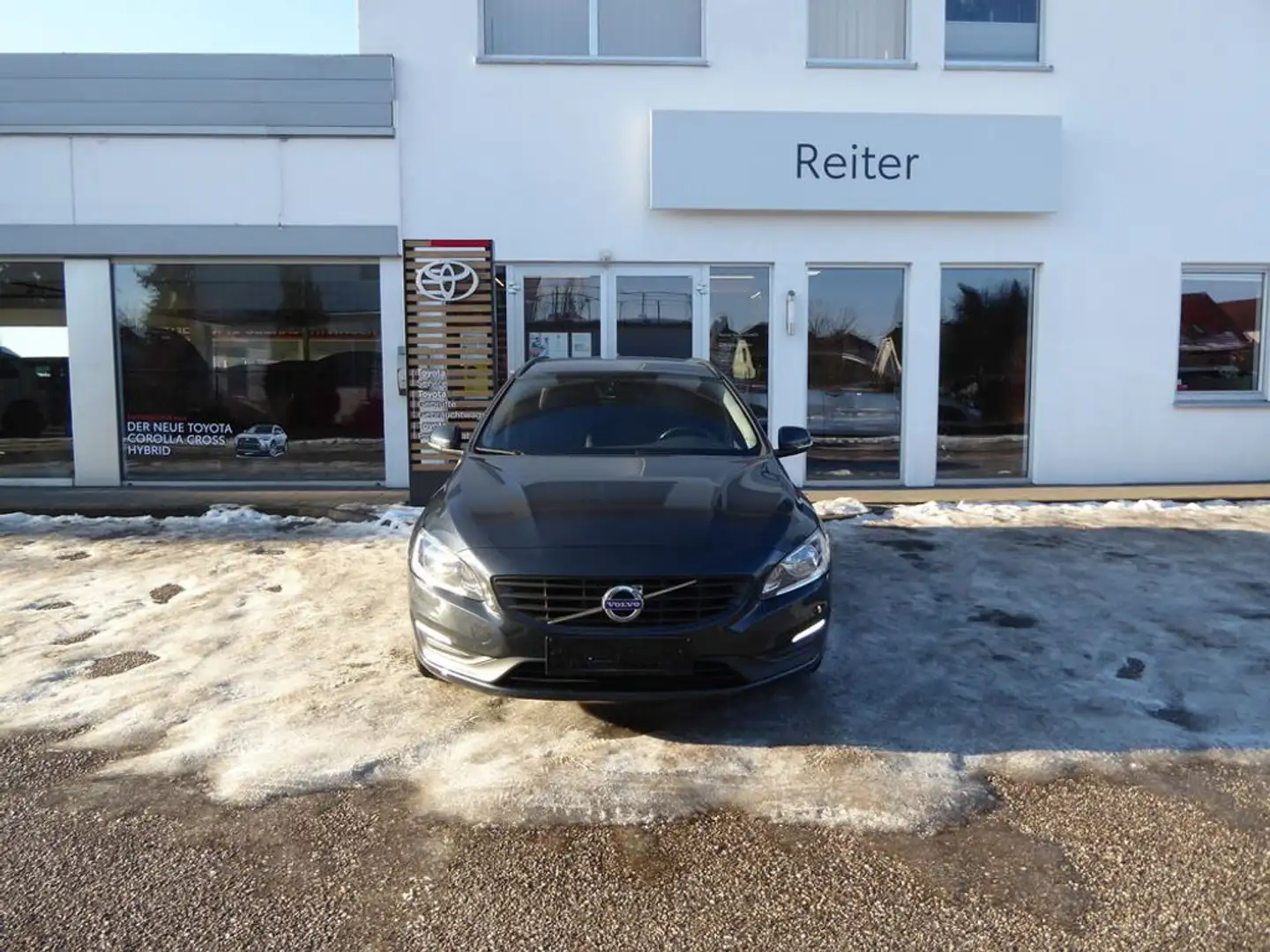 Volvo V60 Kinetic Grau - 1