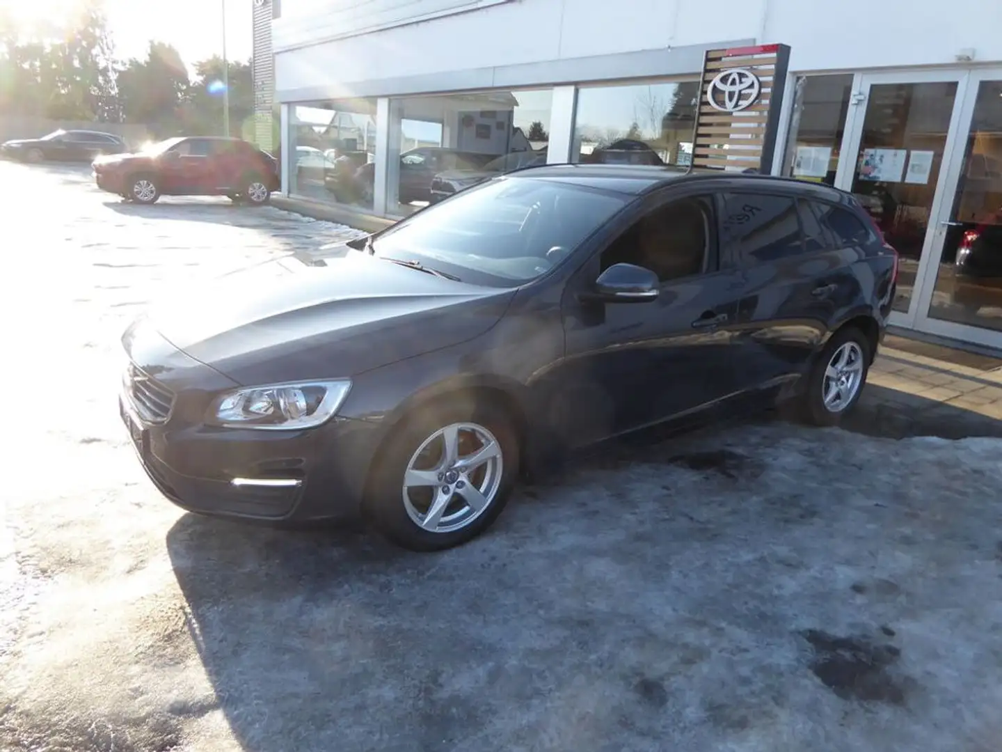 Volvo V60 Kinetic Grau - 2