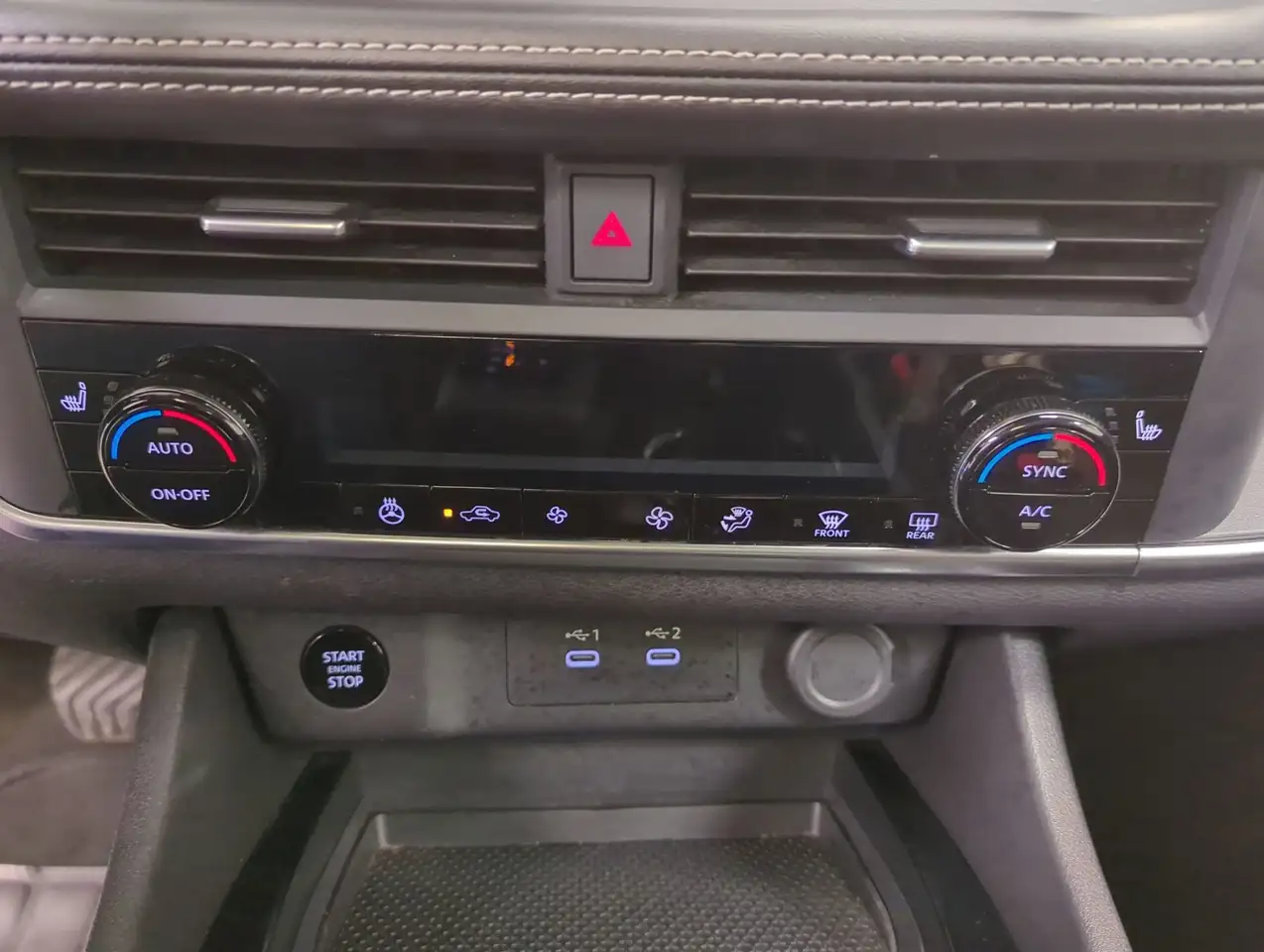 Nissan Rogue снимка Nissan Rogue