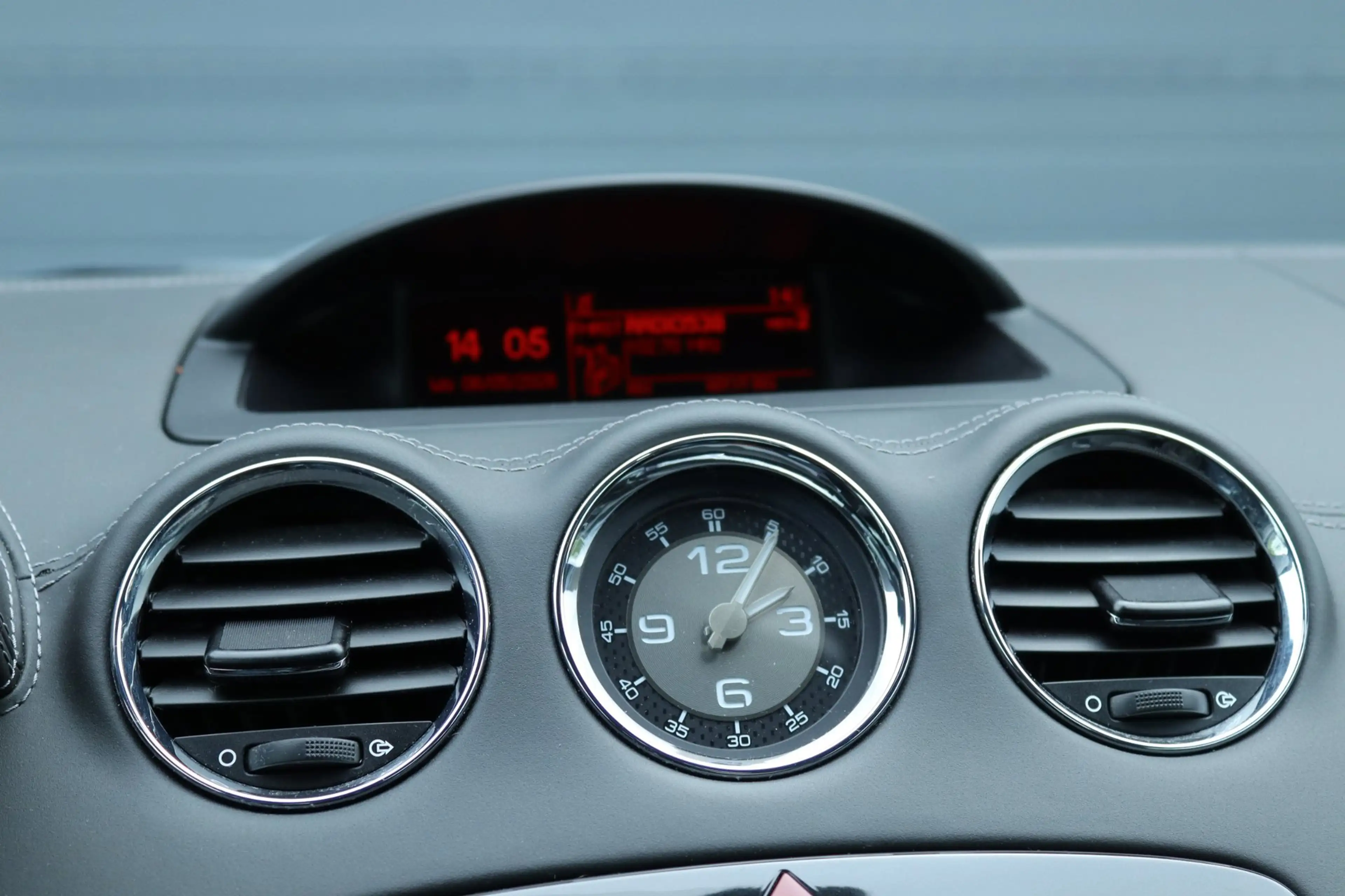 Peugeot RCZ 1.6 THP — photo 22