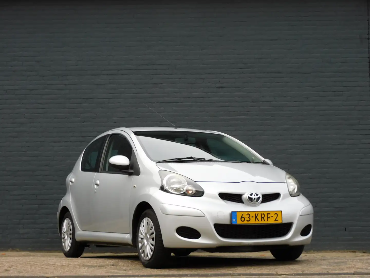 Toyota Aygo 1.0-12V Comfort NETTE AUTO! 4 SEIZOENENBANDEN! AIR Grijs - 2