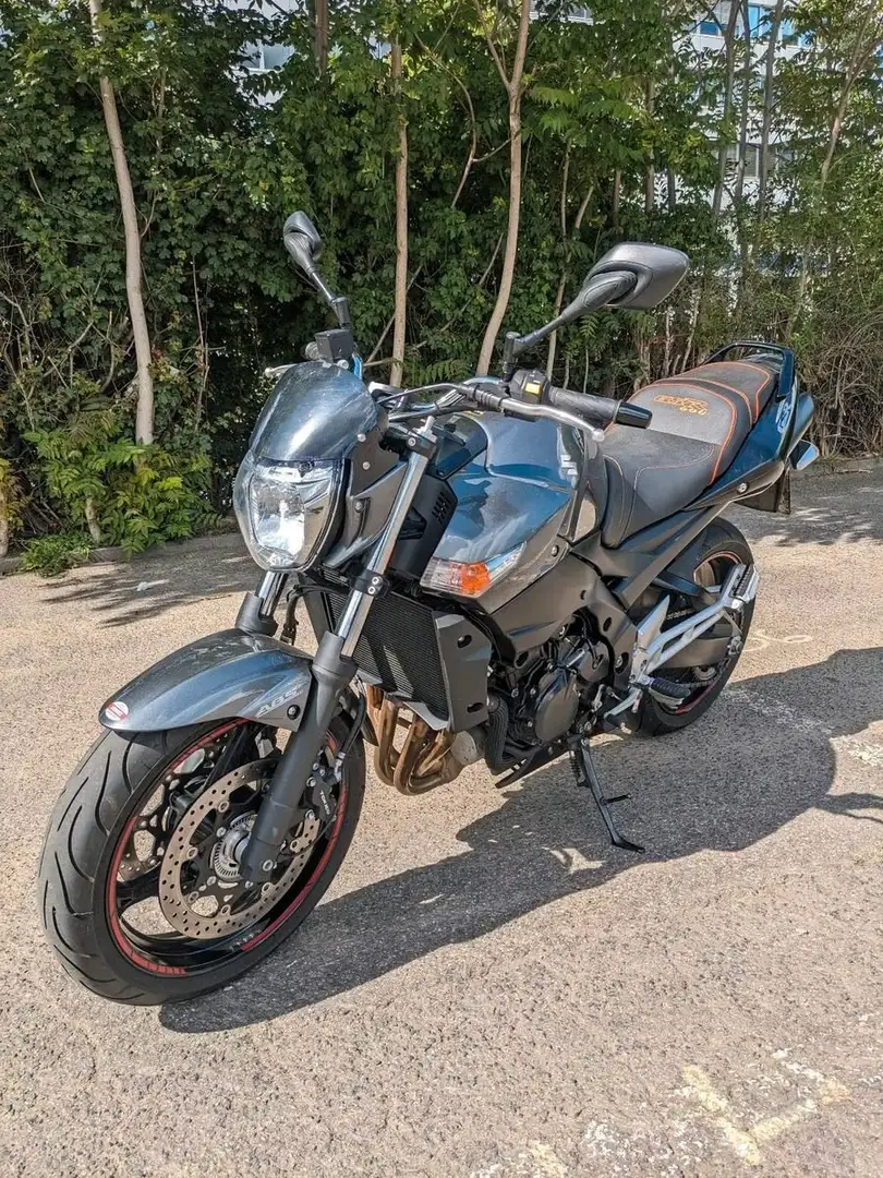 Suzuki GSR 600 Grau - 2