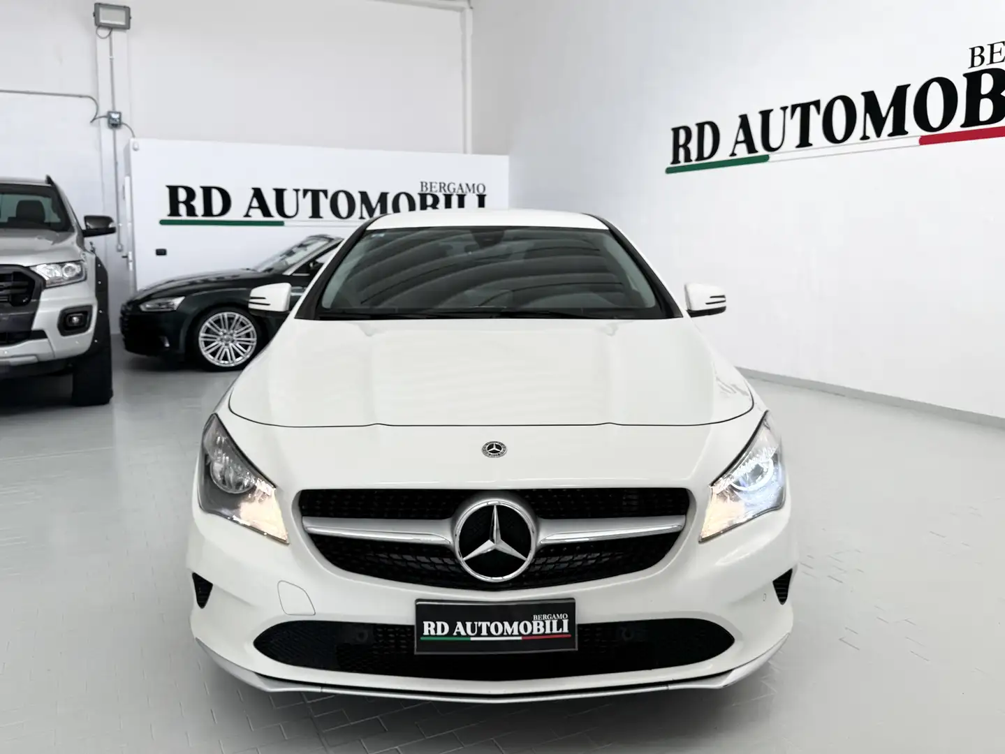 Mercedes-Benz CLA 200 CLA Shooting Brake 200 d Business auto FL Bianco - 2