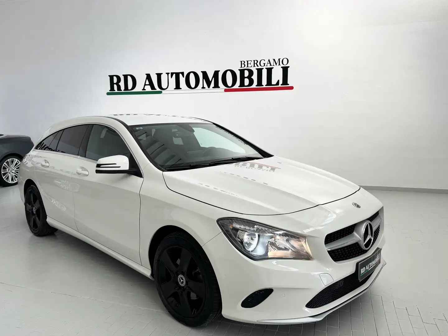 Mercedes-Benz CLA 200 CLA Shooting Brake 200 d Business auto FL Bianco - 1