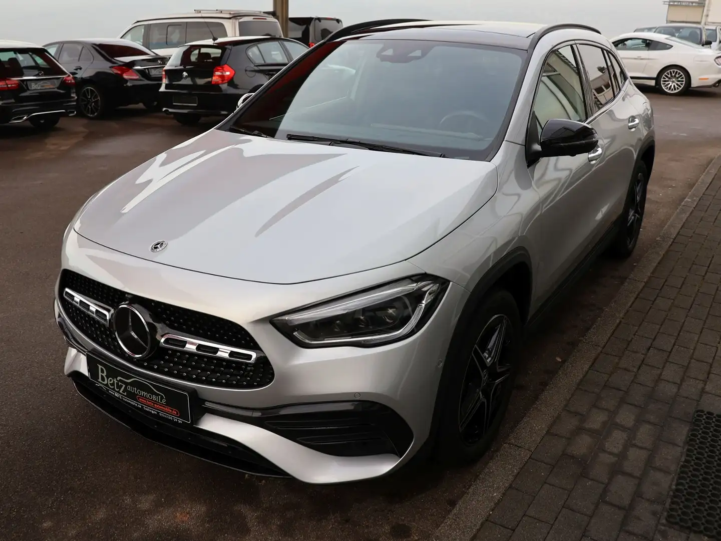 Mercedes-Benz GLA 250 e 360° PANO HUD 360° LED Stříbrná - 2