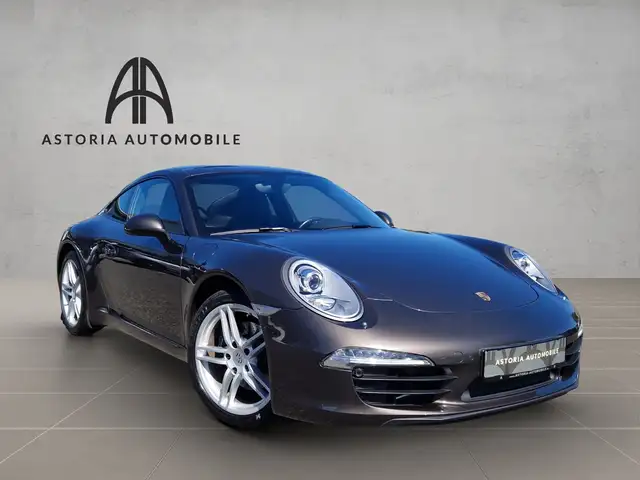 Porsche 911 view 3