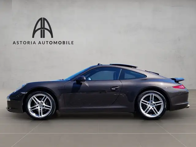 Porsche 911 view 6