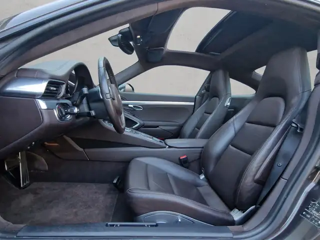Porsche 911 view 5