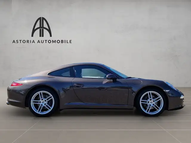 Porsche 911 view 10
