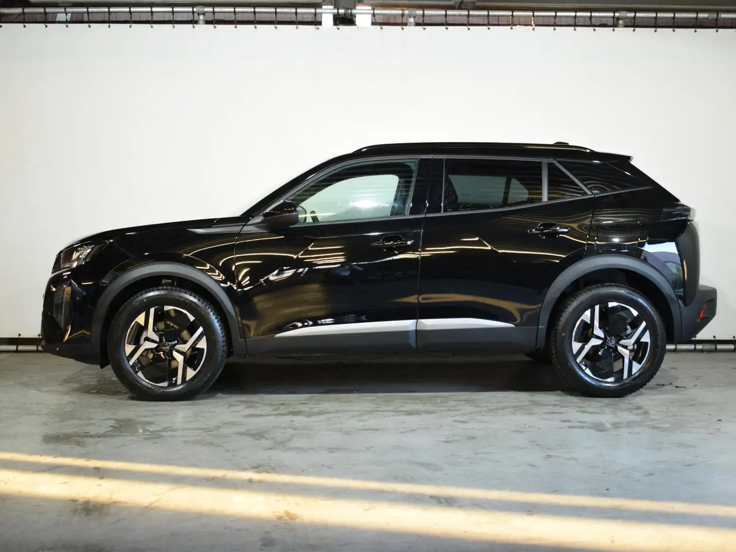 Peugeot 2008 1.2 PureTech 100 Allure NAVIGATIE | CARPLAY | ACHT Zwart - 2