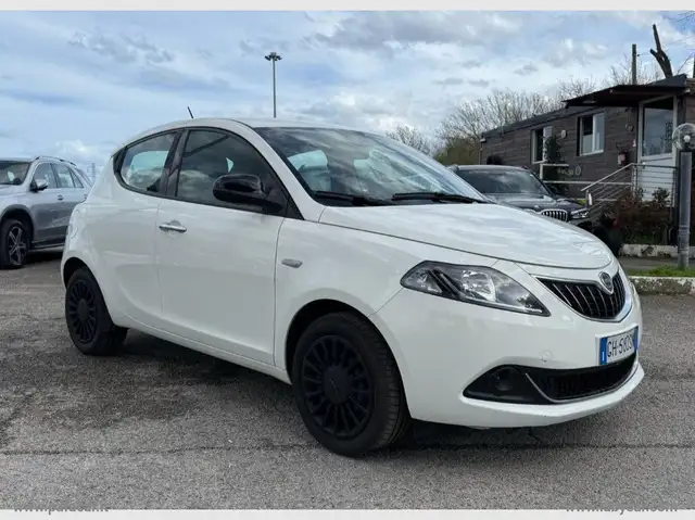 Lancia Ypsilon view 3