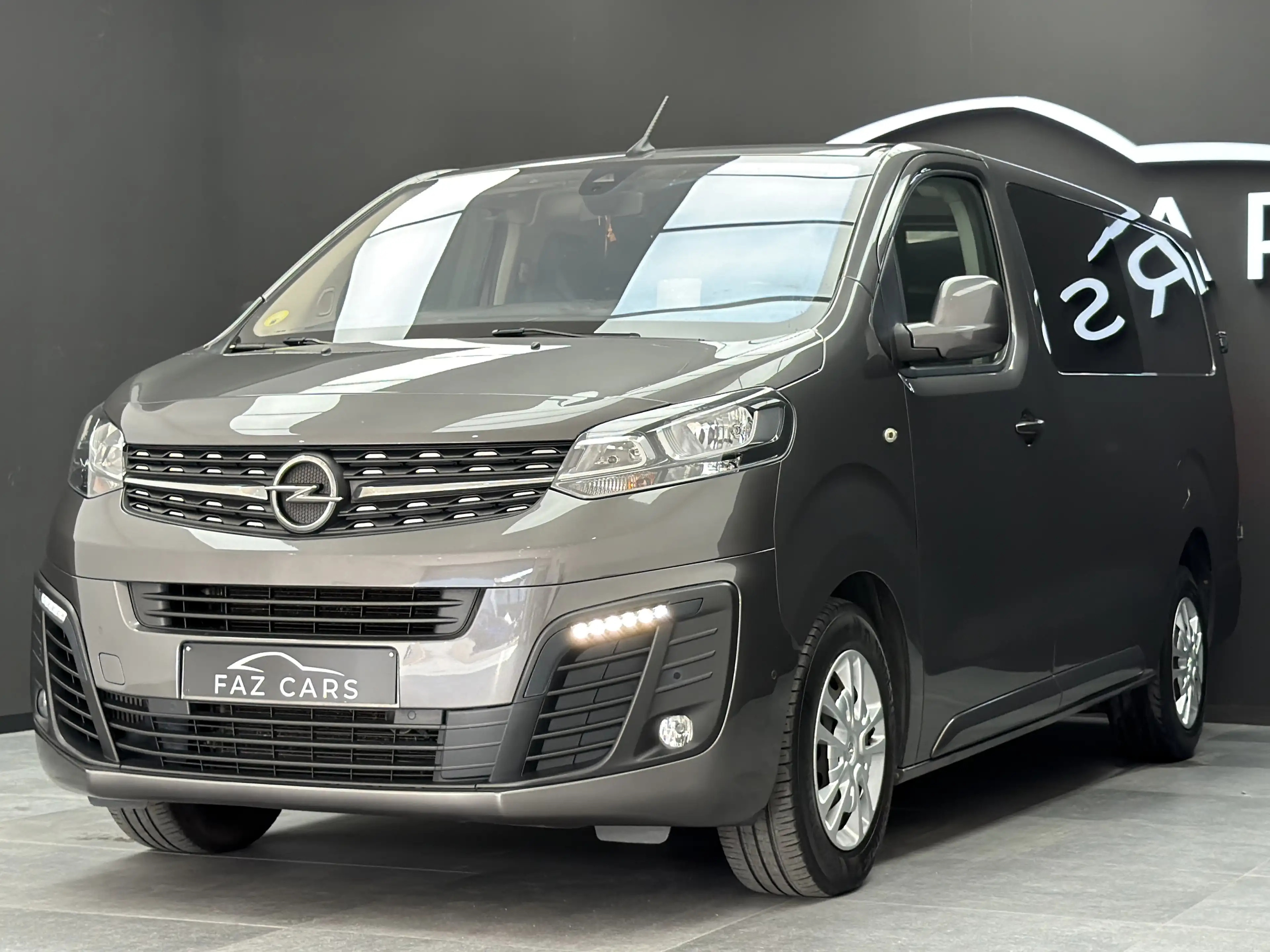 Opel Vivaro 2.0 TD L3H1 * 1ER PROP + 5 PLACES + CAMÉRA + REGU — photo 2