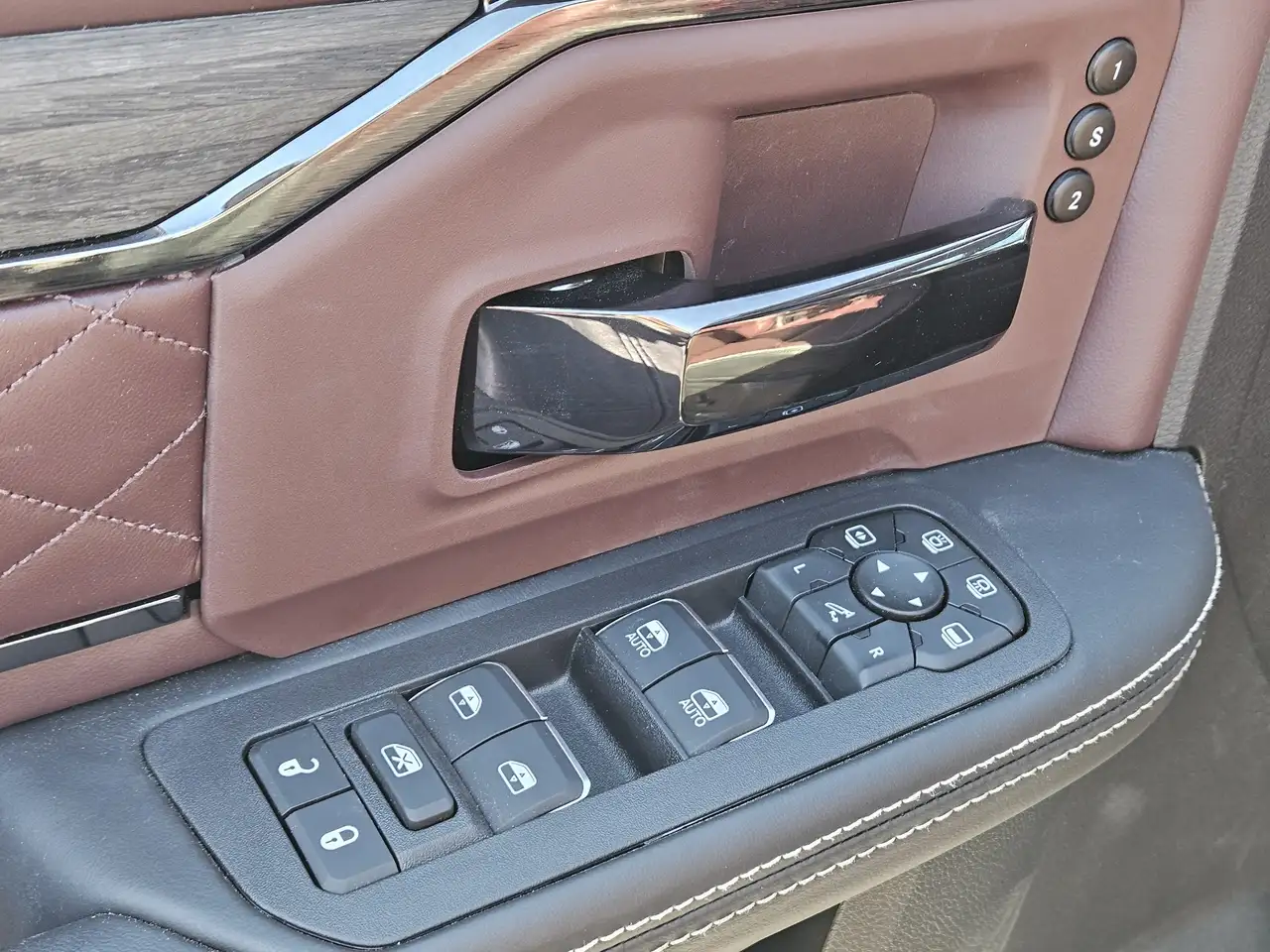 RAM 2500 снимка RAM 2500