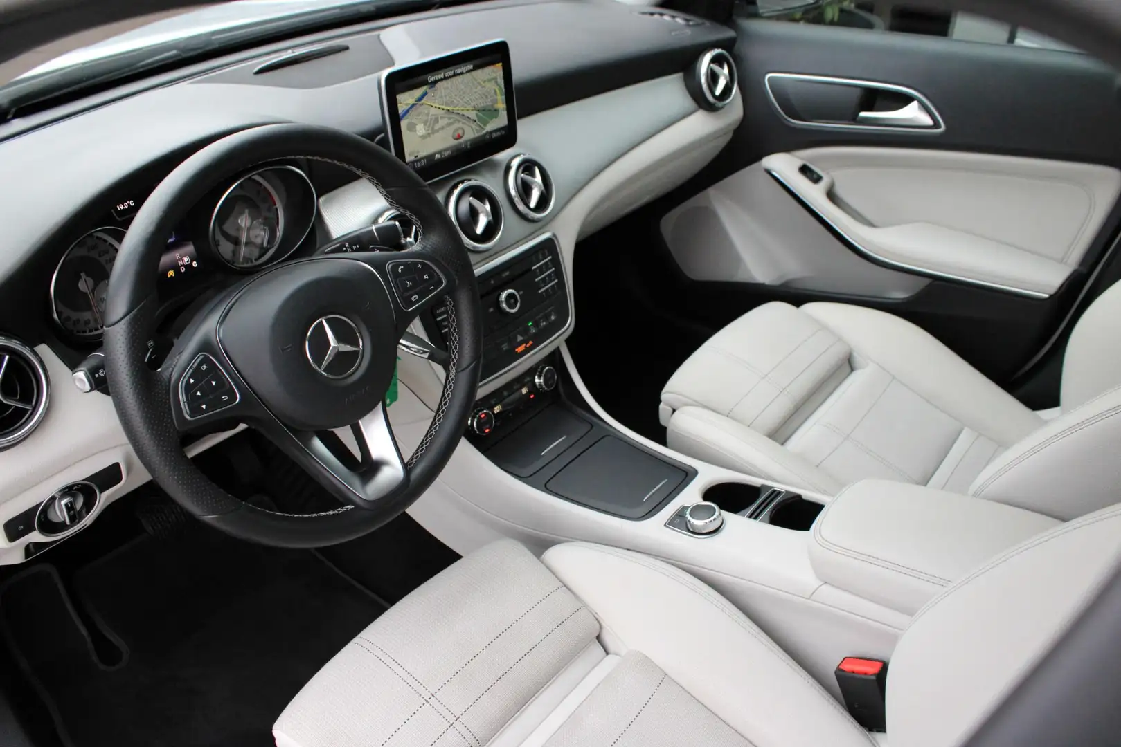 Mercedes-Benz GLA 200 Trekhaak | Camera | Distronic | Xenon | Stoelverwa Gris - 2