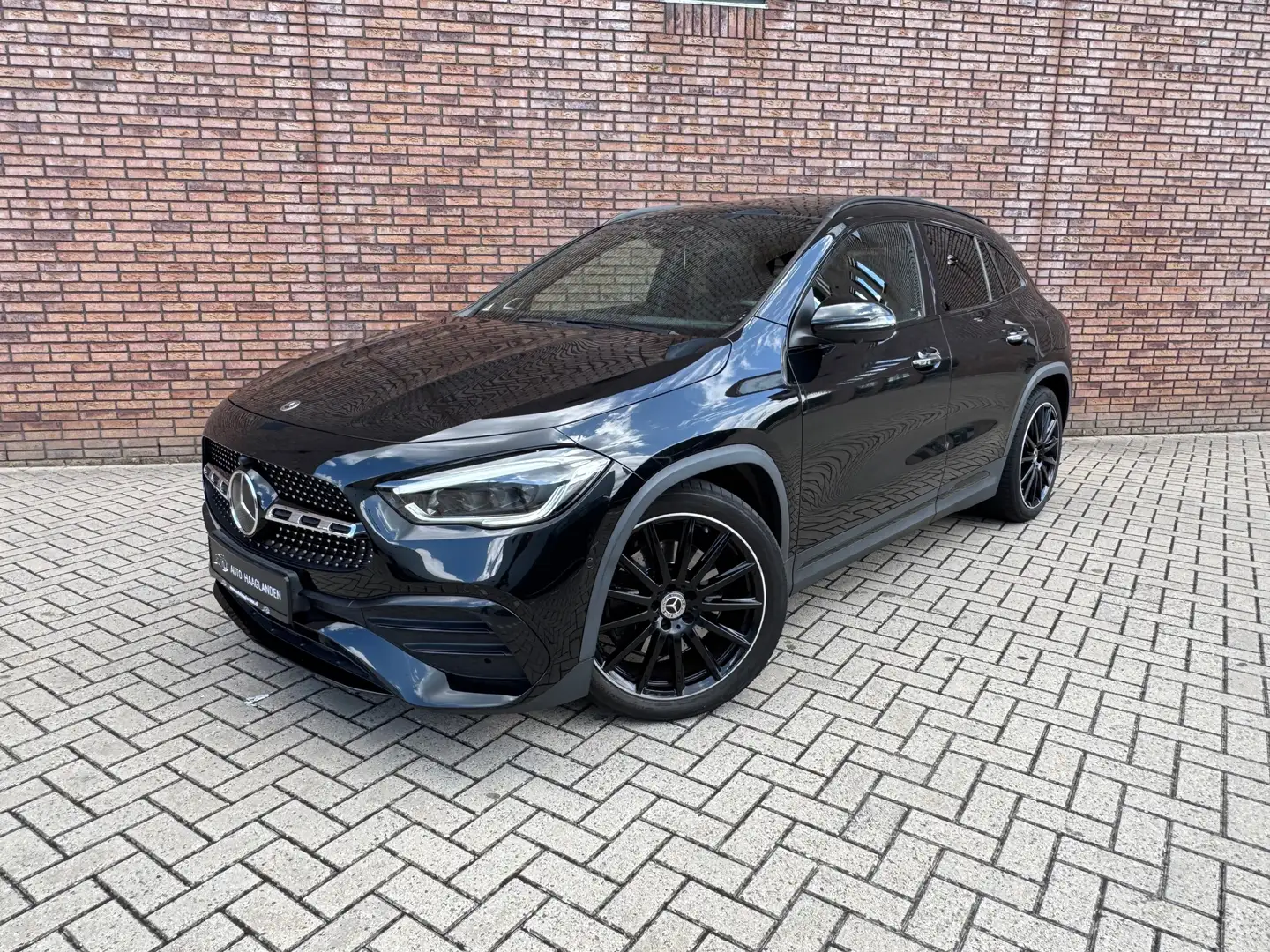 Mercedes-Benz GLA 250 4MATIC AMG Line Zwart - 2