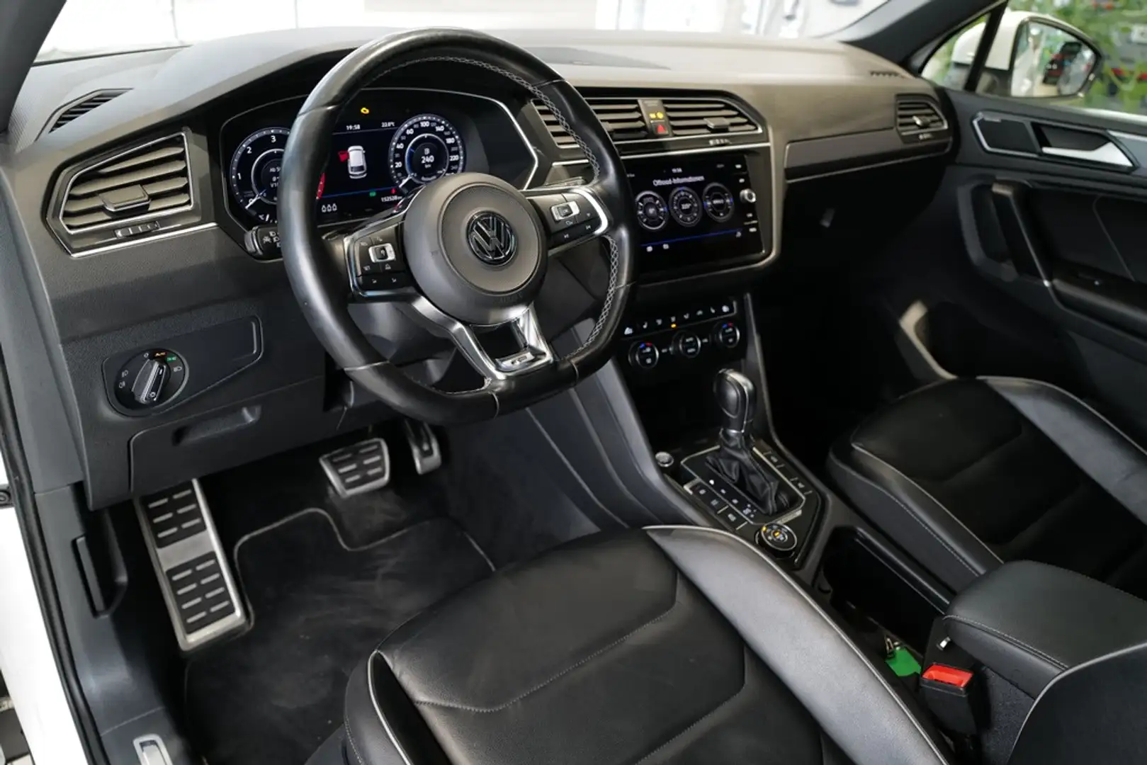 Volkswagen Tiguan 2.0TDI DSG 4MOTION R-Line AHK Pano Leder DCC 36... Weiß - 2