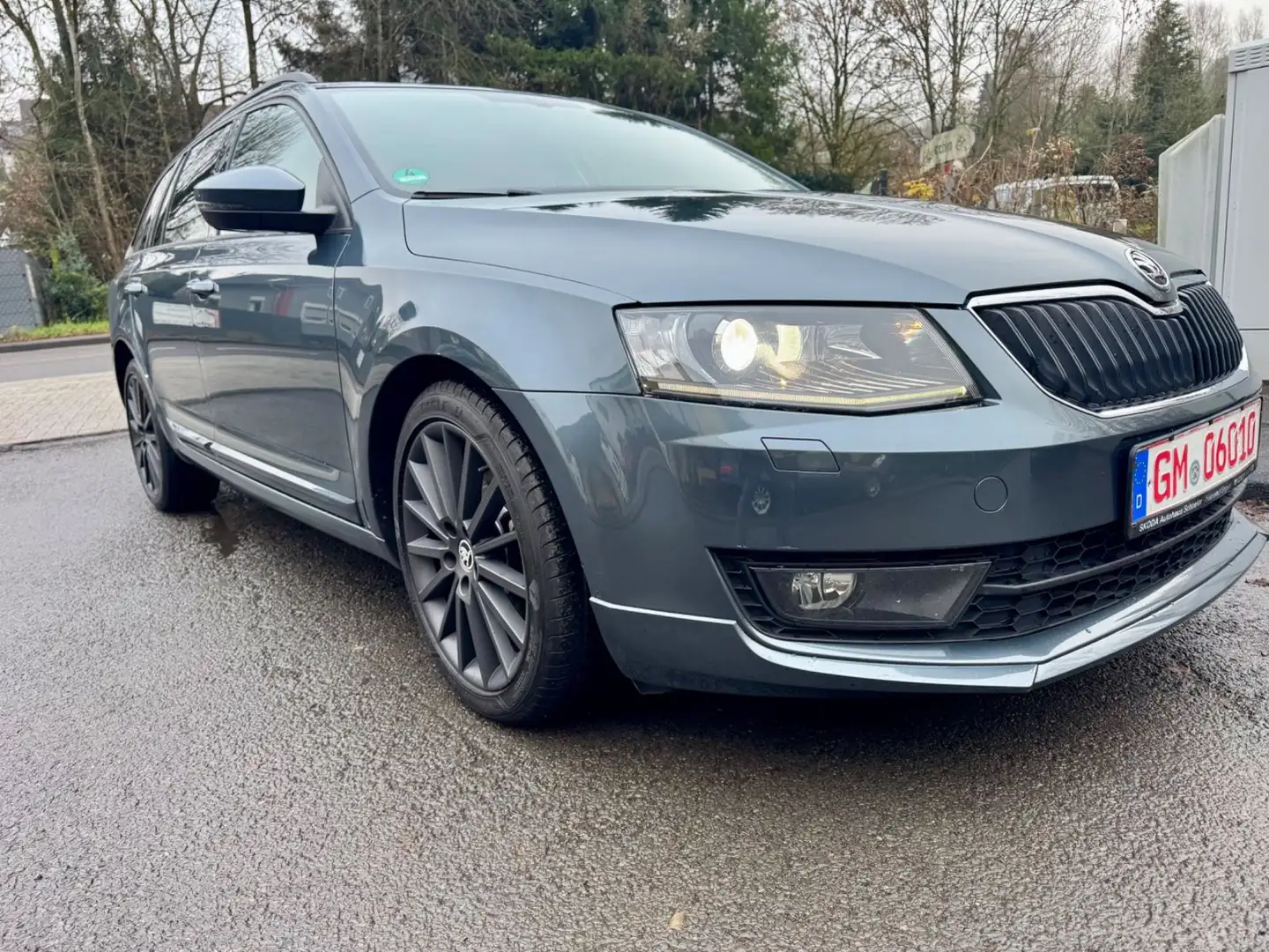 Skoda Octavia Combi AmbitionPanoramNaviSportAhkBiXenon Gris - 1