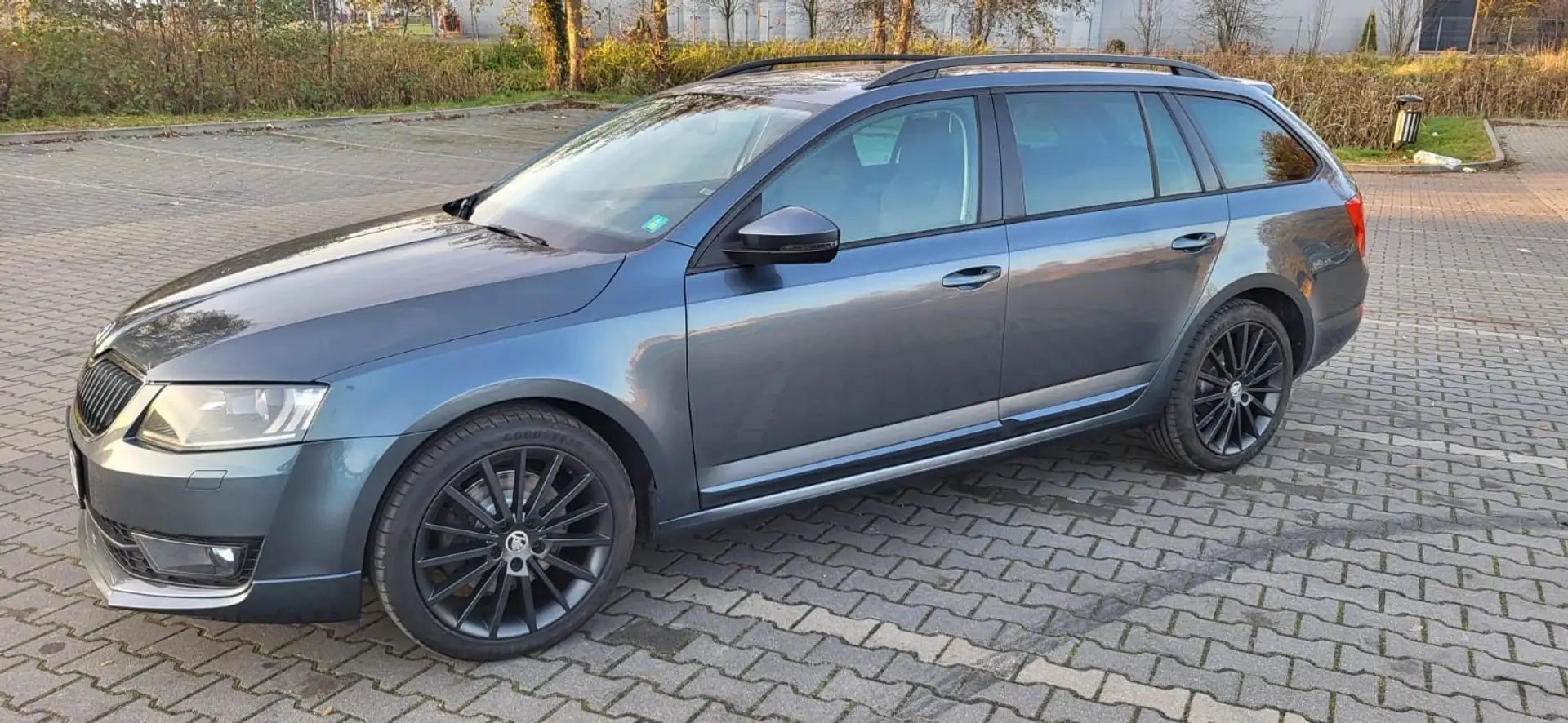 Skoda Octavia Combi AmbitionPanoramNaviSportAhkBiXenon Grau - 1