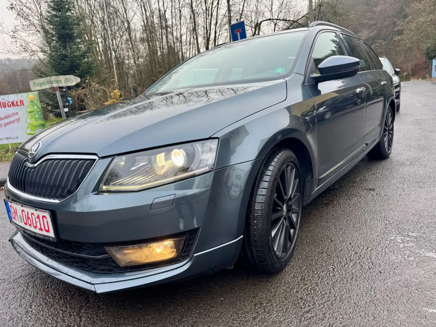 Skoda Octavia Combi AmbitionPanoramNaviSportAhkBiXenon Gris - 2